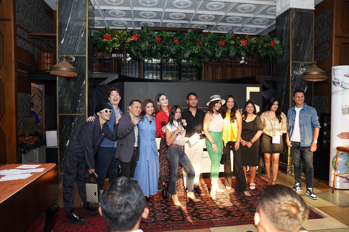 Pendiri TS Media, Luna Maya dan Marianne Rumantir, berpose bersama rekan artis saat pengenalan TS Media. 