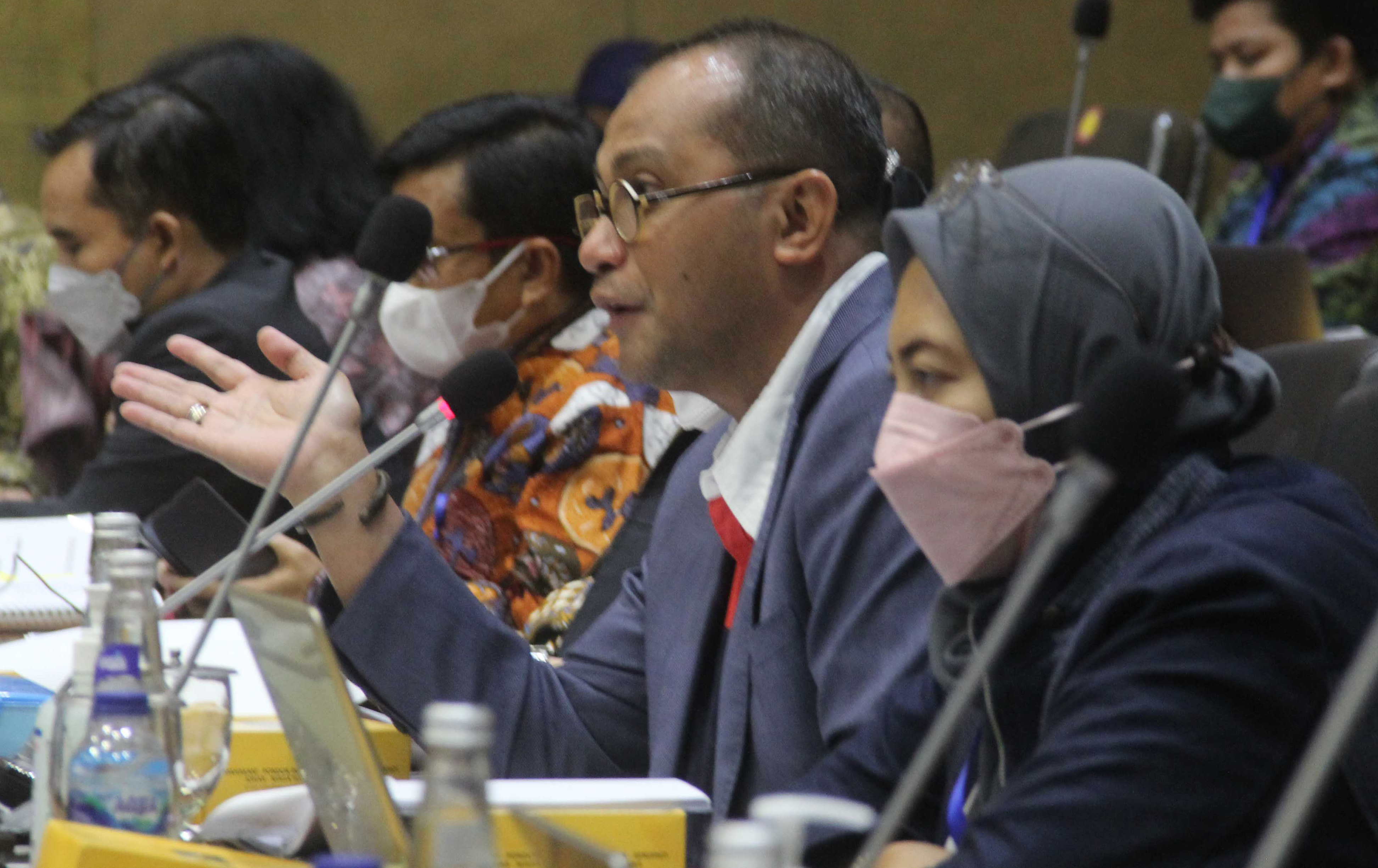 DIM RUU TPKS: Wamenkumham Edward Omar Sharif Hiariej (tengah) memaparkan materi saat rapat pembahasan RUU TPKS di Gedung Parlemen, Jakarta. 