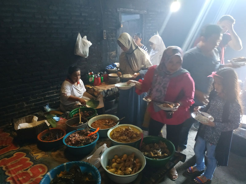  Suasana di mangut lele Mbak Marto.  