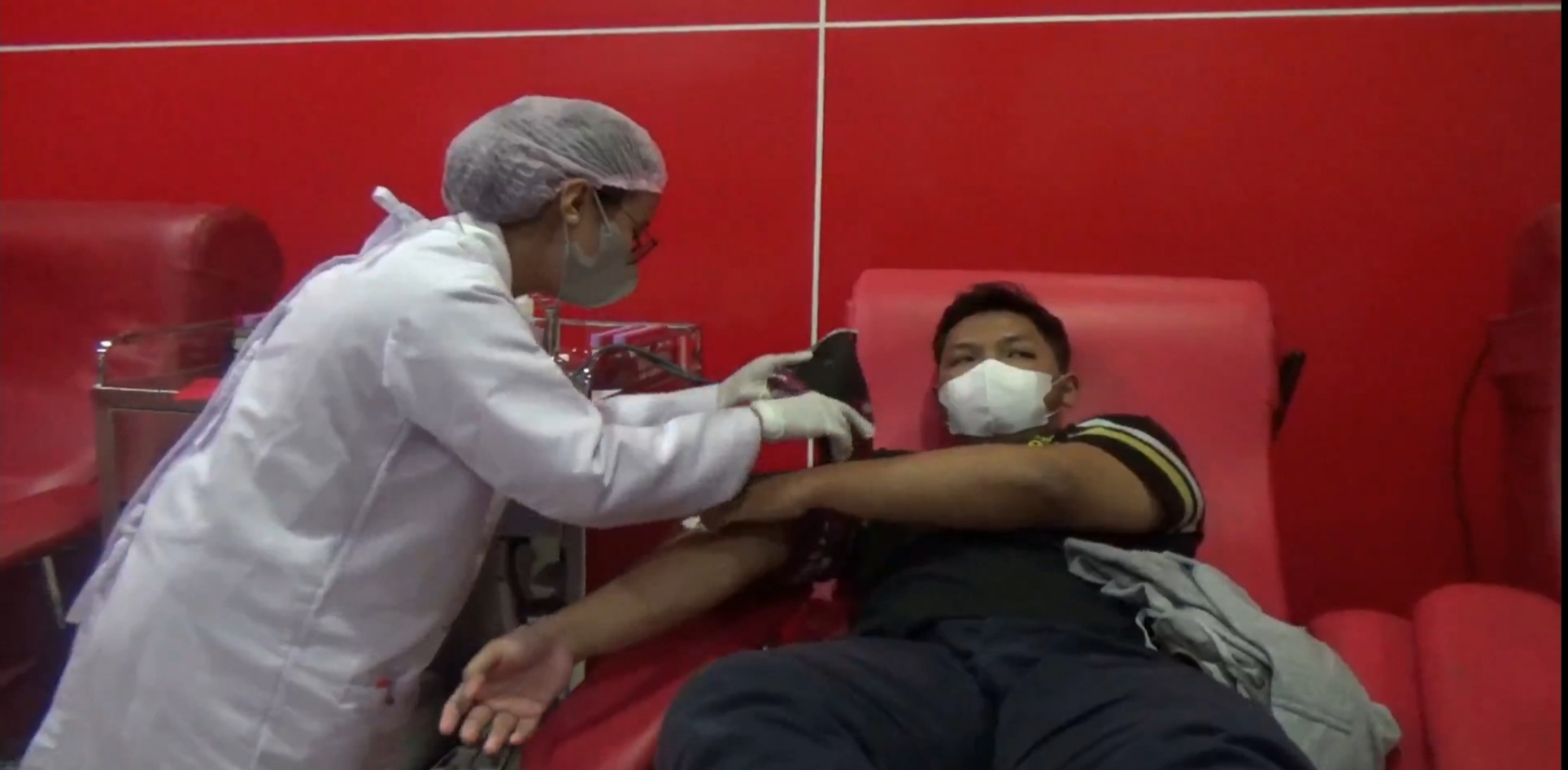 Warga mendonorkan darahnya ke PMI Sidoarjo yang membuka gerai dipusat pusat keramaian untuk menjaga stok selama Ramadan