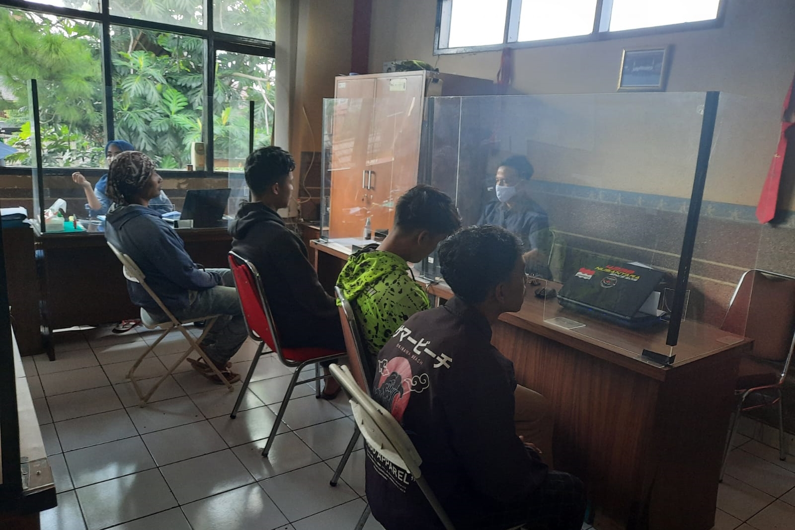 Anggota Satreskrim Polres Kota Tasikmalaya memeriksa empat pelaku rudapaksa kepada seorang gadis berumur 17 tahun.