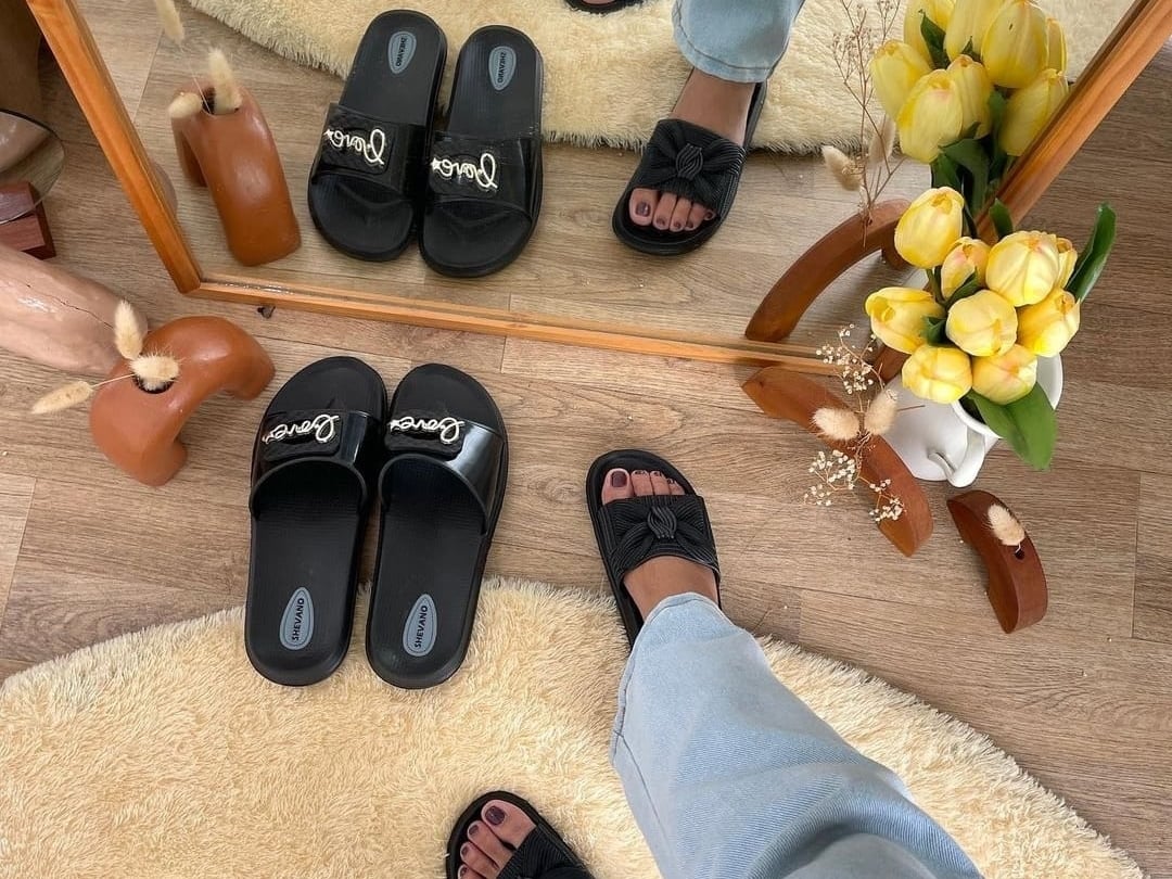 Mengenai besaran harganya, sandal ini dijual mulai dari Rp20 ribu.