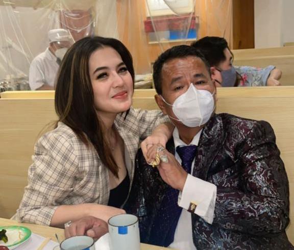 Foto mersa pesinetron Iqlima Kim dan pengacara Hotma Paris. 