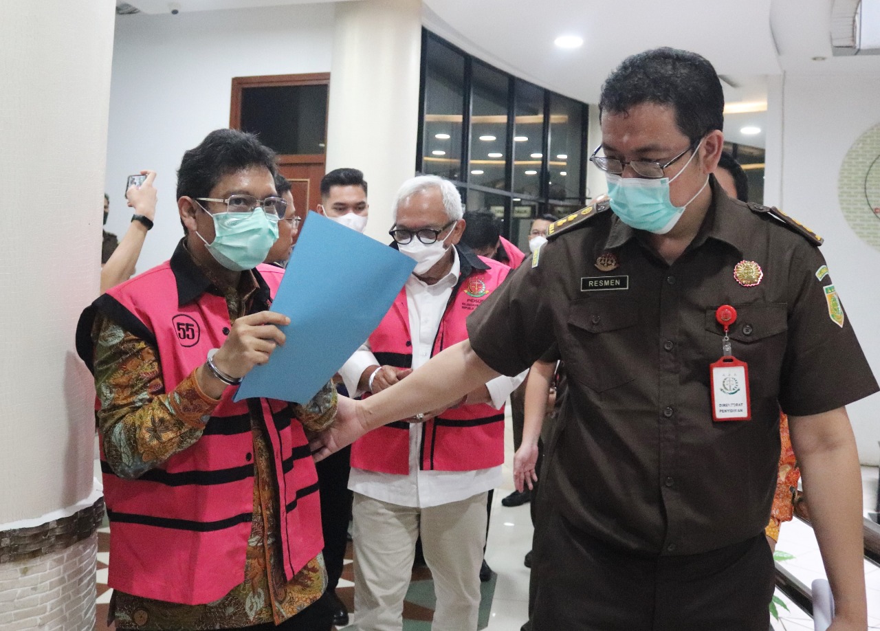 Penyidik Kejaksaan Agung menggiring para tersangka kasus dugaan pemberian fasilitas ekspor CPO.