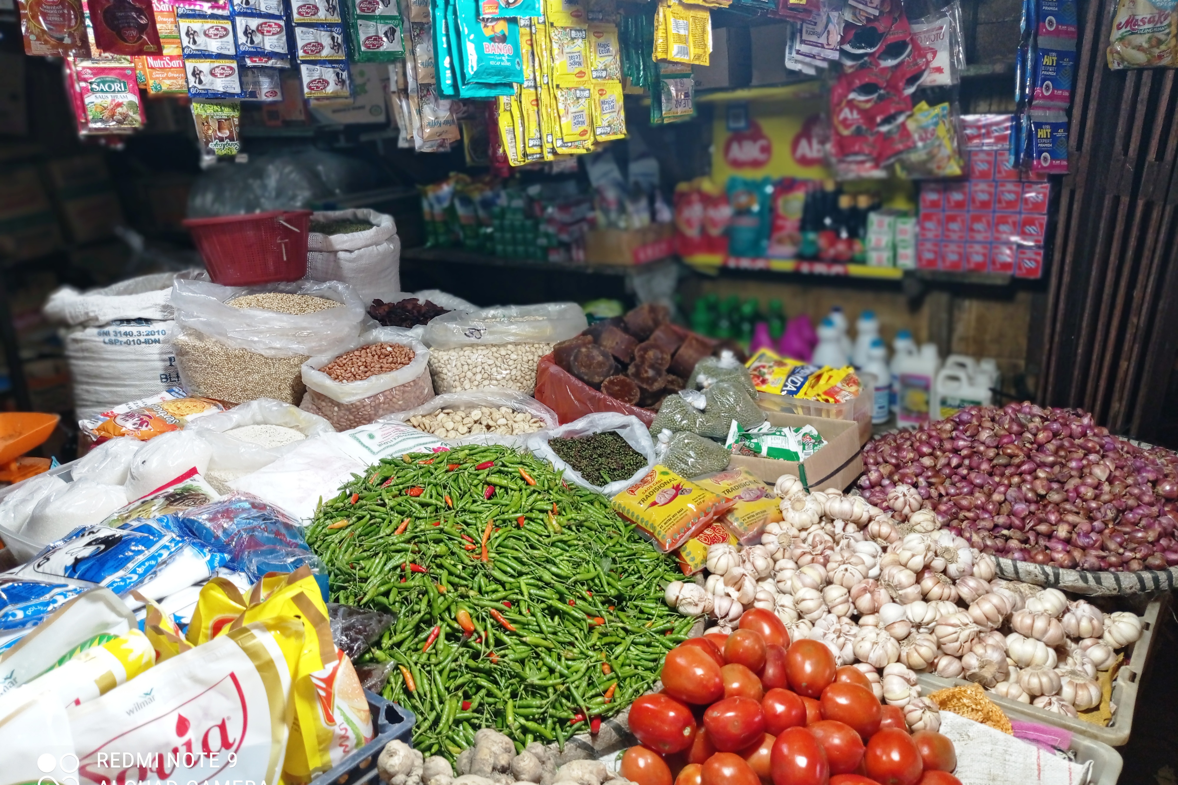 Lapak sembako di Pasar Horas