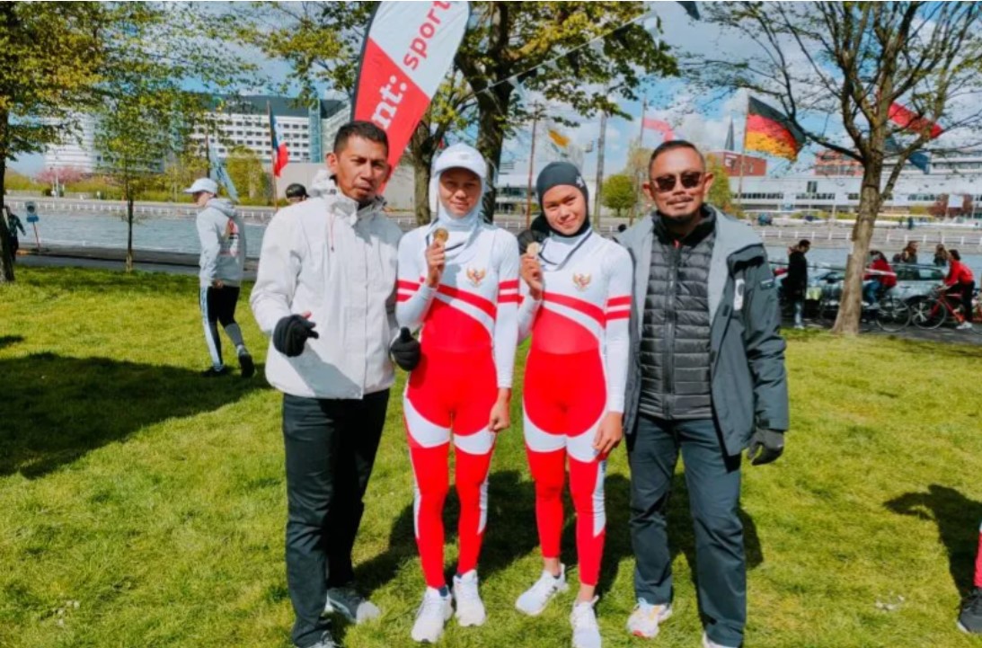 Melani Putri (kedua dari kiri) dan Mutiara Rahma Putri meraih medali emas pada nomor LW2 kejuaraan Ghent Spring Rowing Regatta di Belgia.