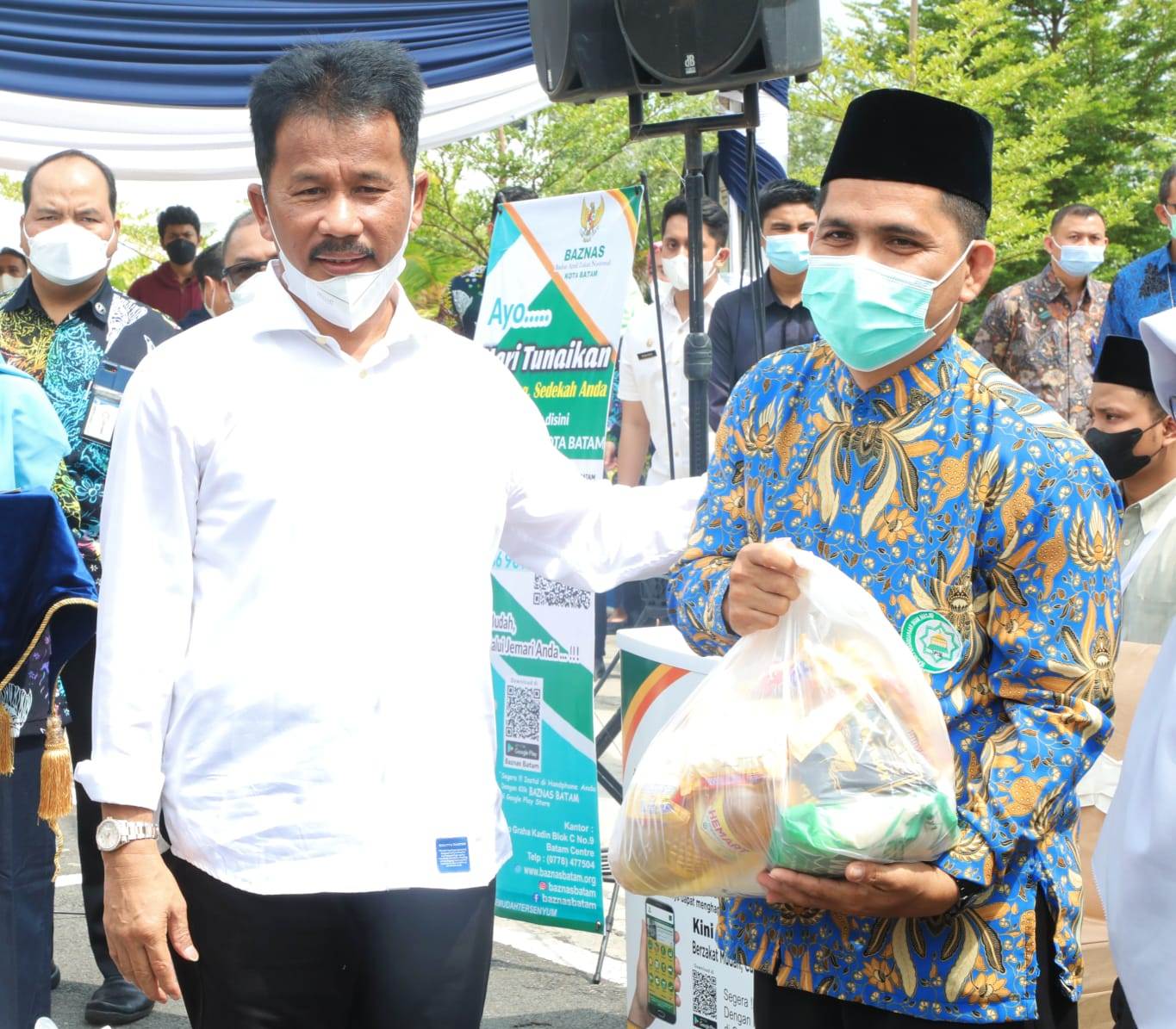 Kepala BP Batam Muhammad Rudi berbagi kebahagiaan dengan menyerahkan secara simbolis bantuan bingkisan Ramadan 1443 H.
