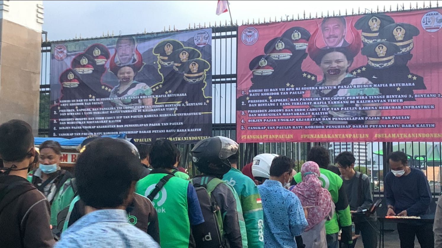 Sejumlah pemuda dan mahasiswa kembali membagi takjil dan berdoa  di depan DPR agar Ratu Koridor ditangkap