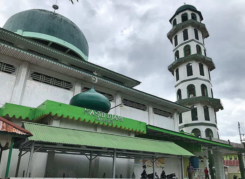 Warga berada di halaman Masjid Jami di Palu, Sulawesi Tengah, Jumat (8/4).