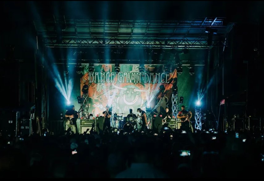 Penampilan panggung Dance Gavin Dance