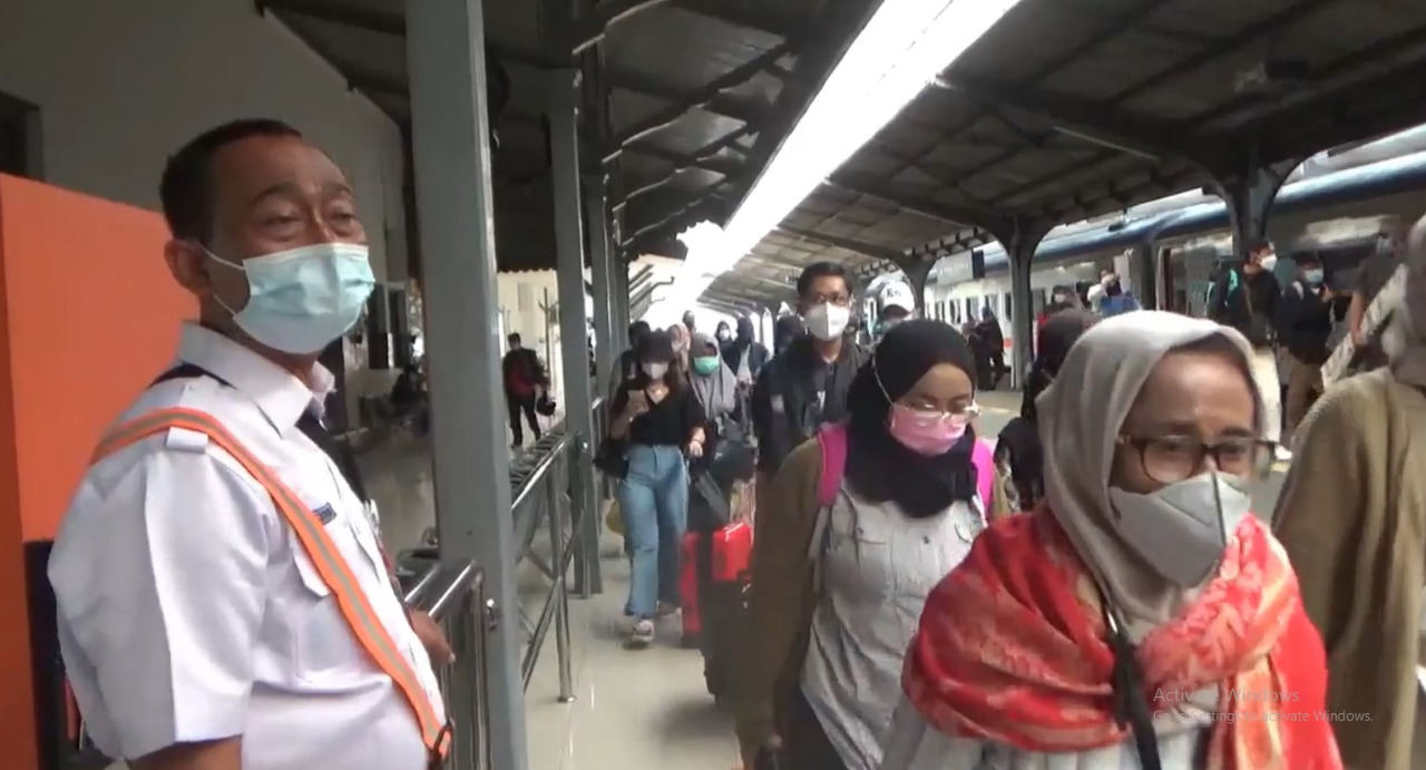 Ribuan Pemudik Mulai Padati Stasiun Jember