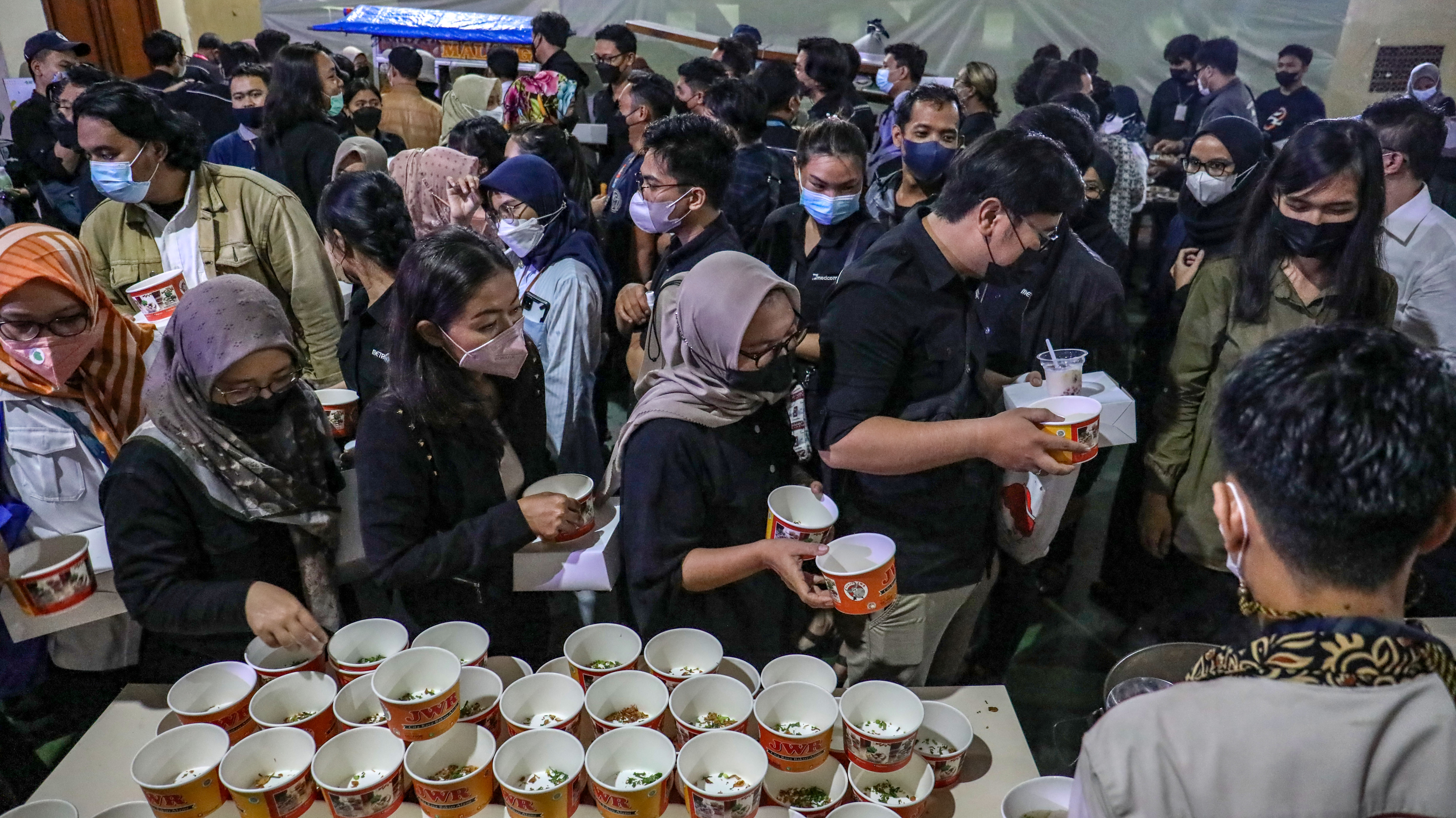 Karyawan mengantre hidangan buka puasa saat buka puasa bersama karyawan Media Group di Kedoya, Jakarta, Senin (11/4).