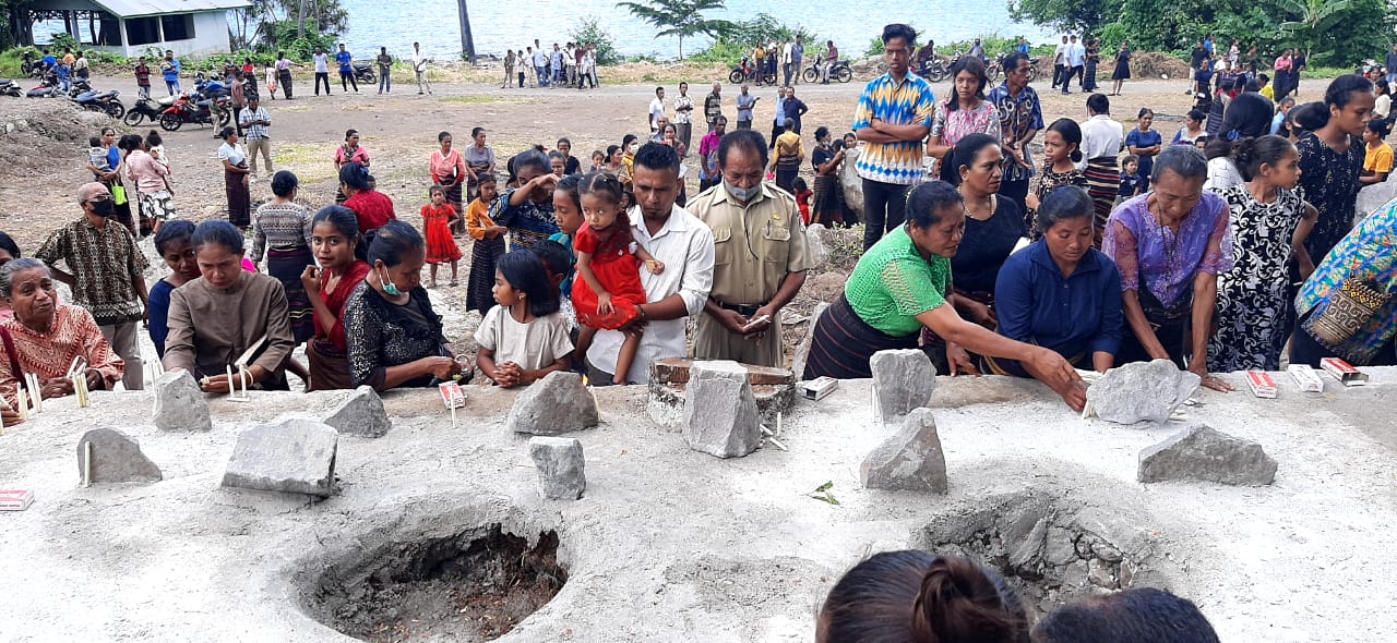 Warga Lembata memperingati setahun bencana badai Seroja yang meluluhlantakan sejumlah desa pada 4 April 2021 lalu.