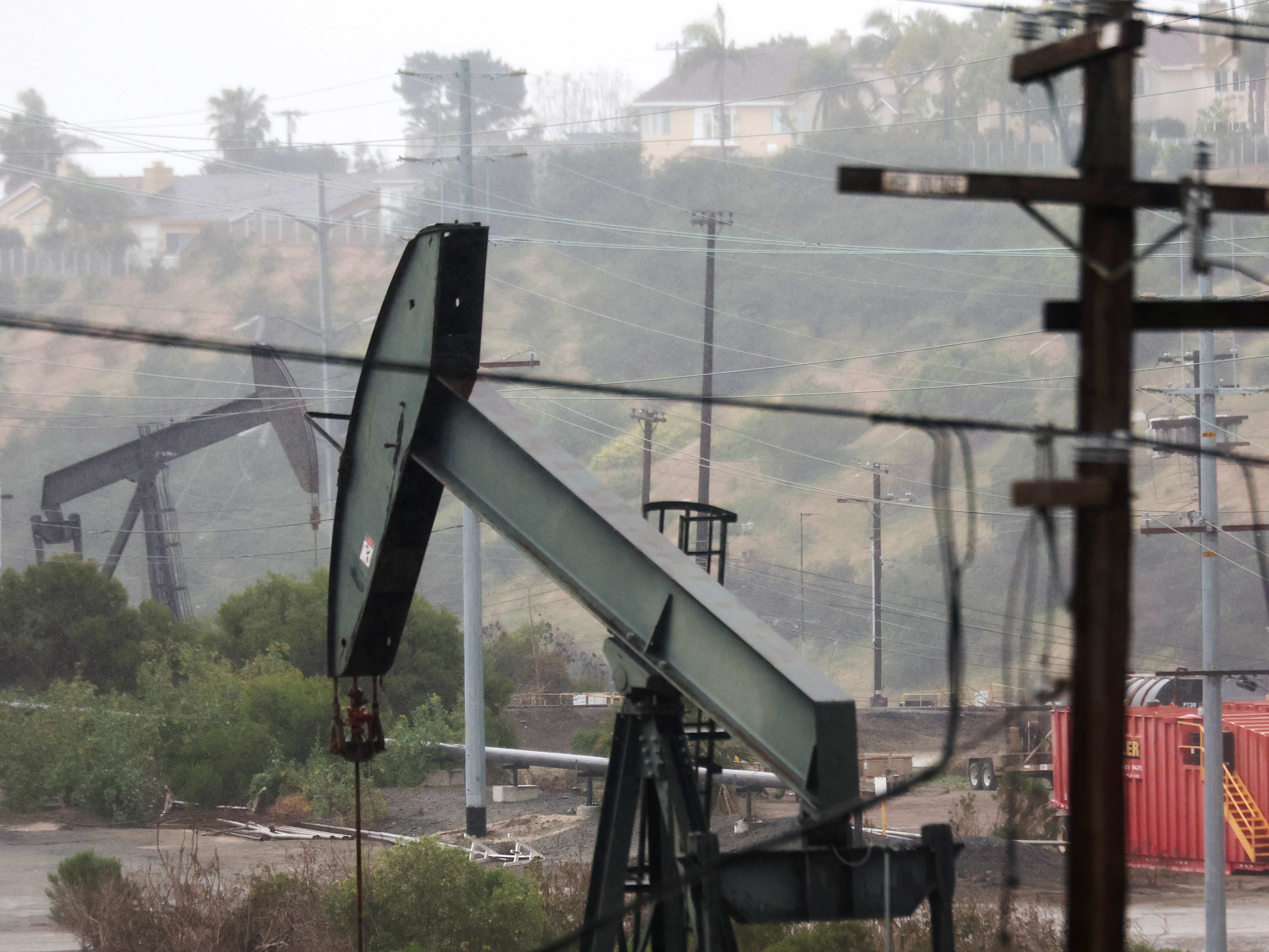 Pompa minyak beroperasi di dekat tempat tinggal pada 28 Maret 2022 di Los Angeles, California.