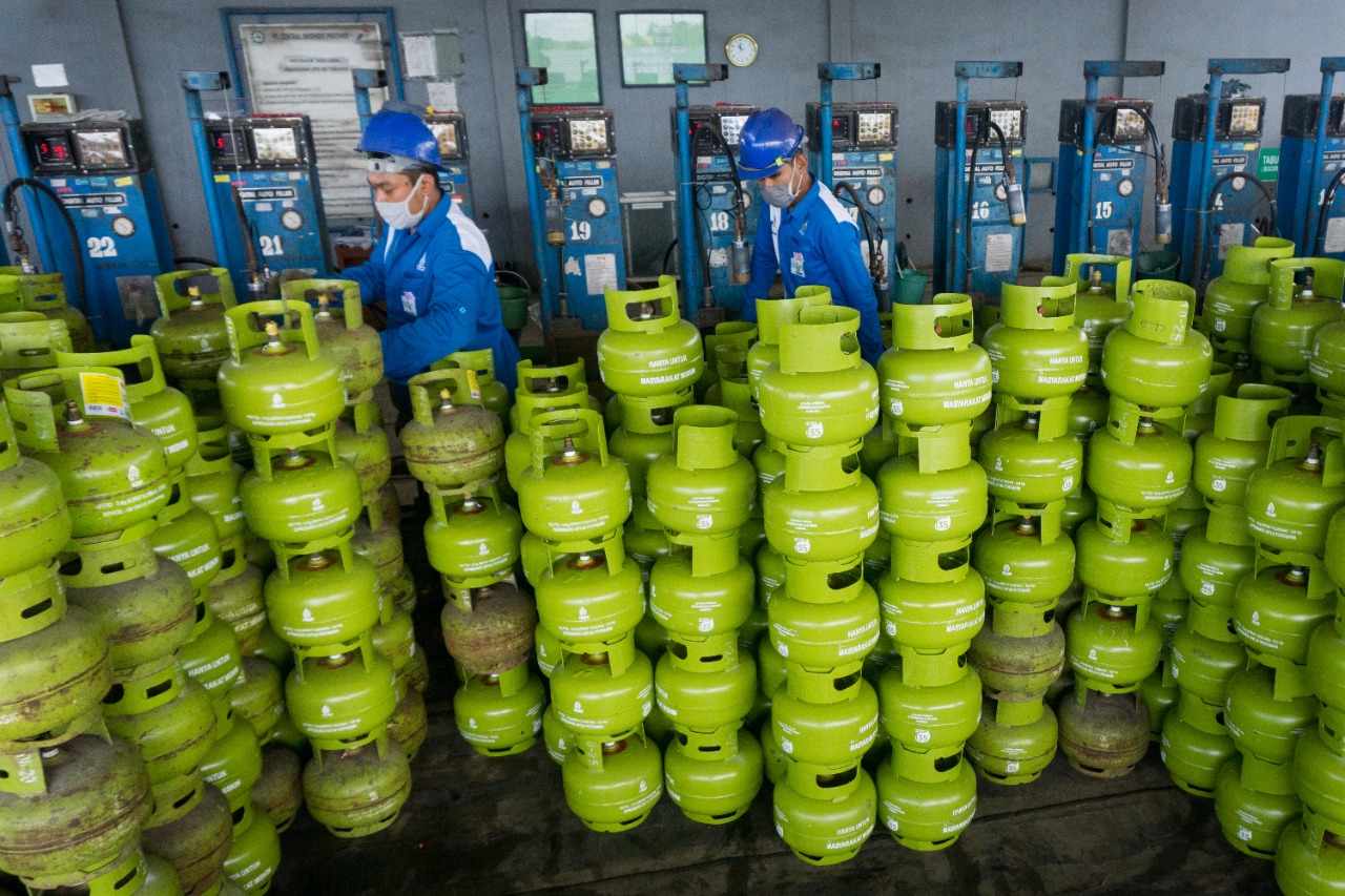 Petugas mengecek stok LPG ukuran 3 kilogram.