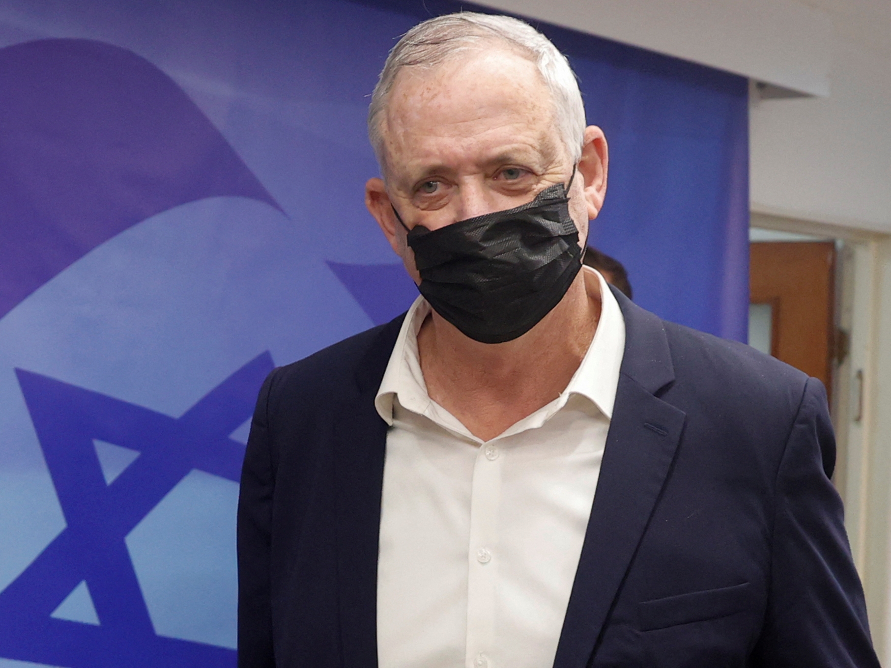 Menteri Pertahanan Israel Benny Gantz tiba untuk menghadiri rapat kabinet di kantornya di Jerusalem, 14 Maret 2022.