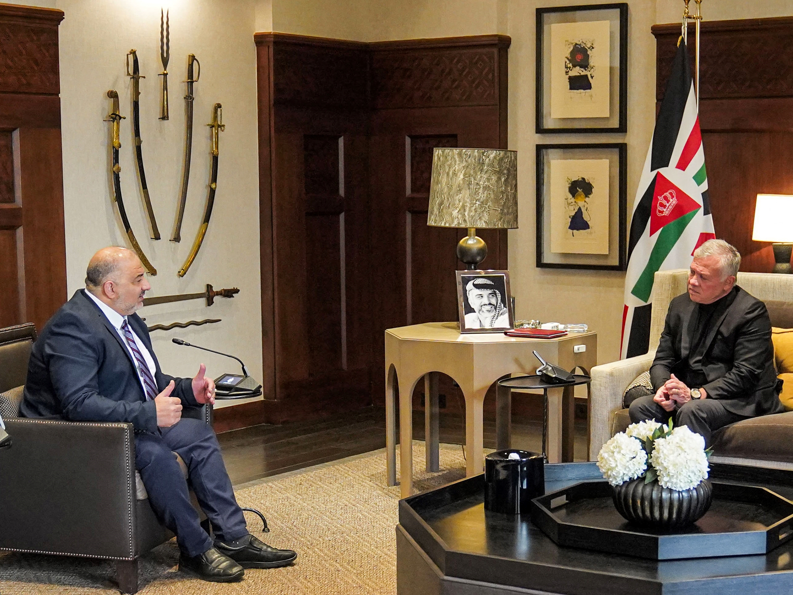 Raja Yordania Abdullah II (kanan) menerima Mansour Abbas, wakil Knesset Israel dan anggota parlemen Arab-Israel untuk Partai Raam.