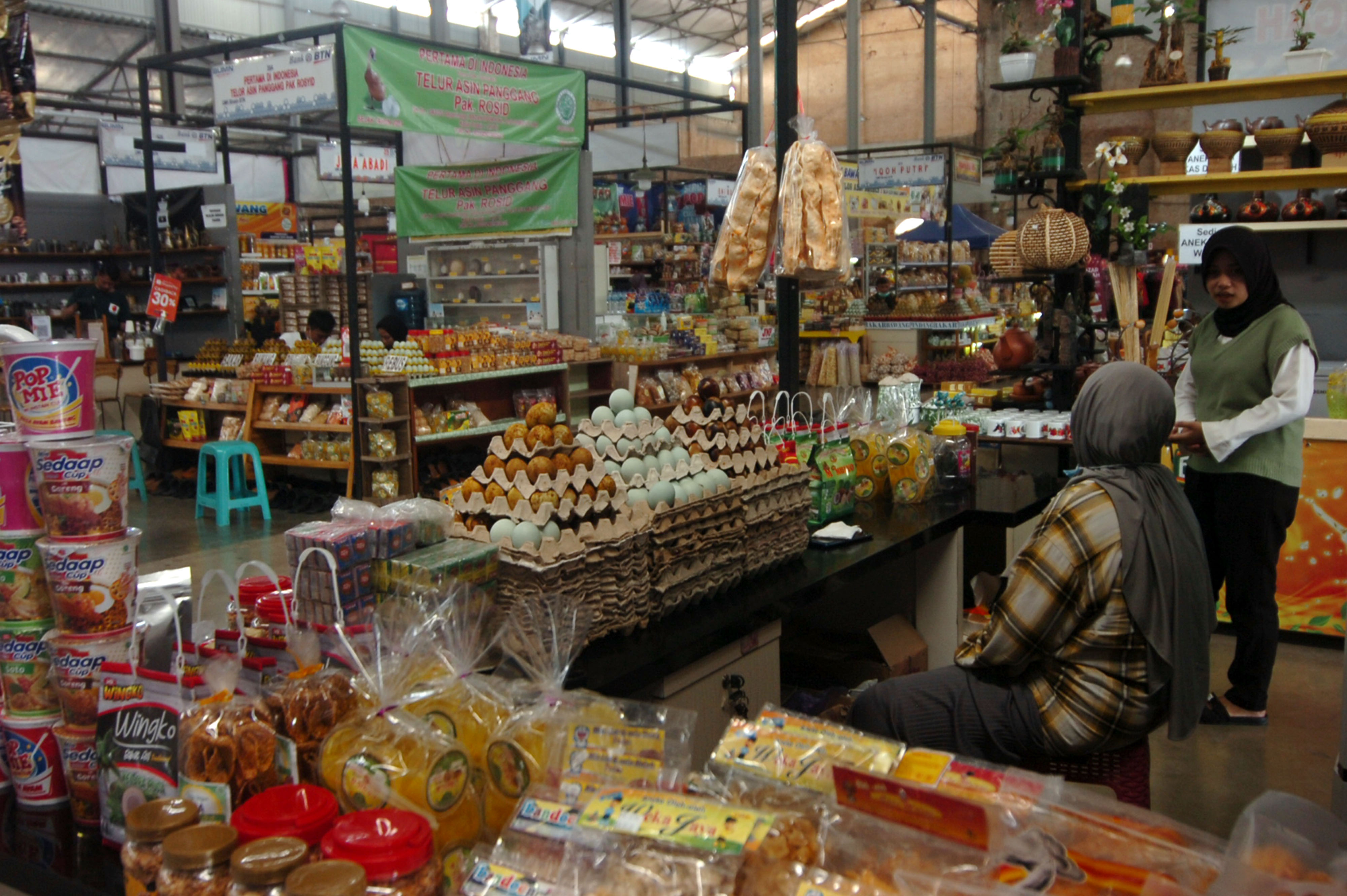 Pedagang di Rest Area Banjaratma