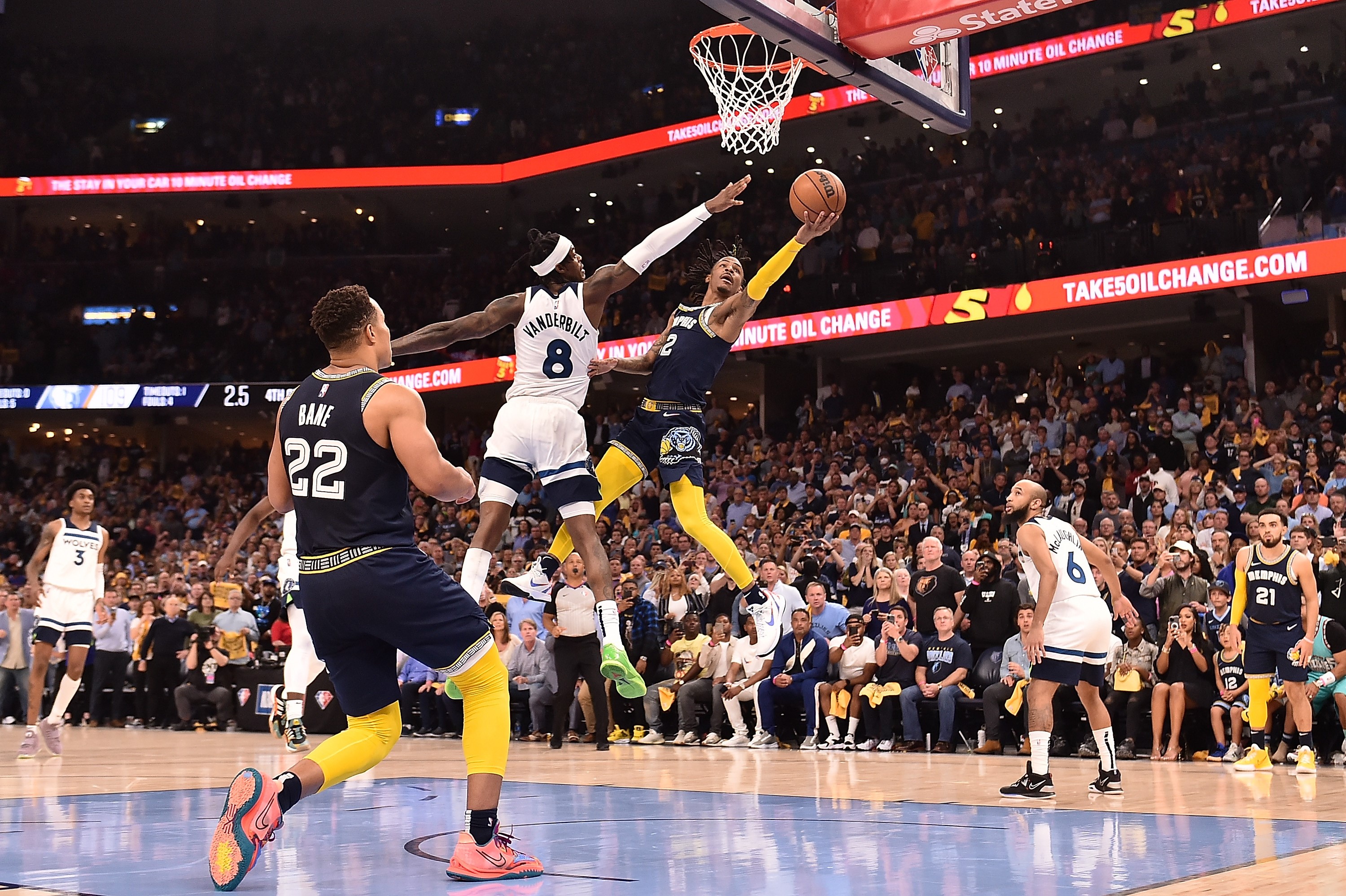 Pemain Memphis Grizzlies Ja Morant melakukan lay up dalam laga playoff NBA melawan Minnesota Timberwolves.