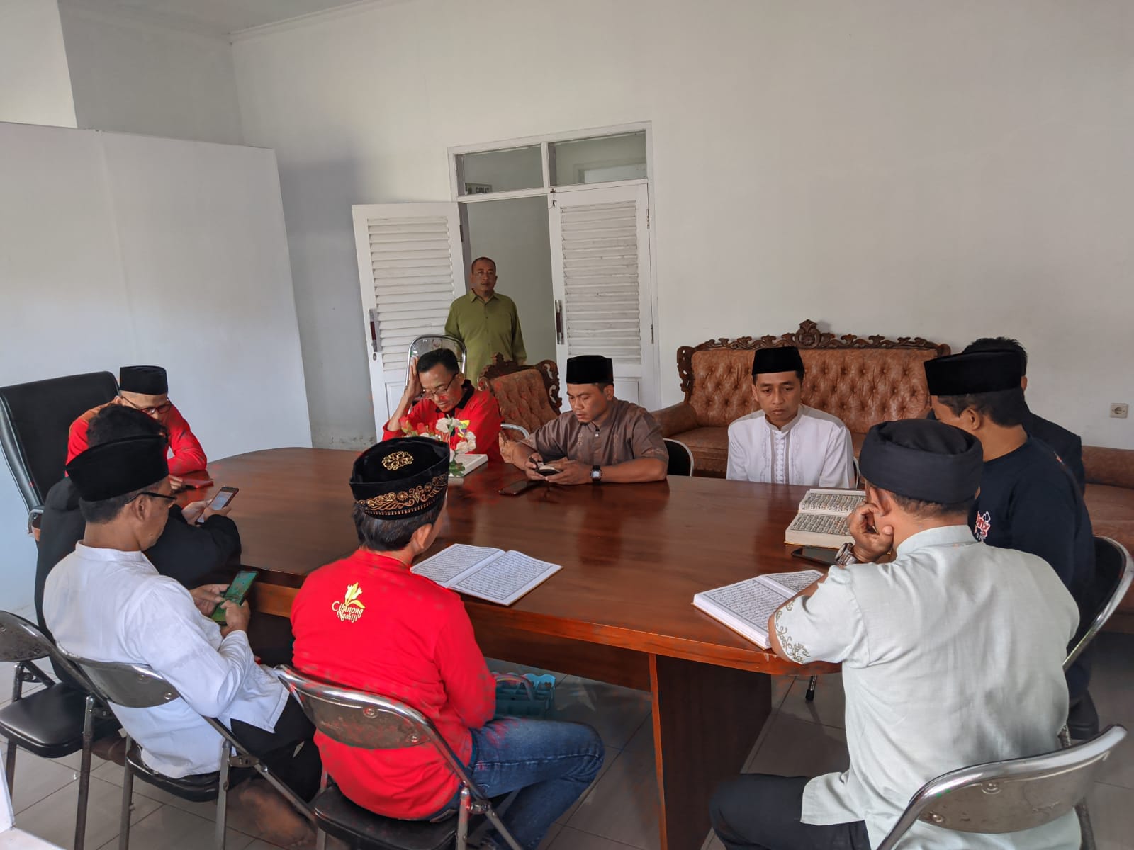 Sejumlah pegawai di Kecamatan Cibinong Kabupaten Cianjur, Jawa Barat, mengikuti tadarus Alquran sebelum beraktivitas bekerja, Jumat (8/4). 