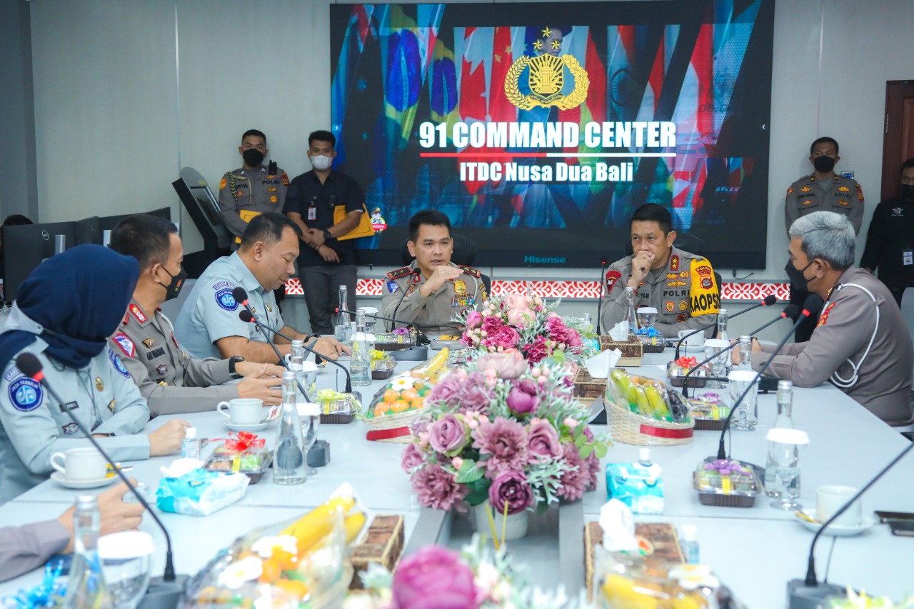 Kakorlantas Polri Irjen Pol Firman Shantyabudi (kiri) datangi Bali untuk meninjau pengamanan lalu lintas G20 di Bali, Ka