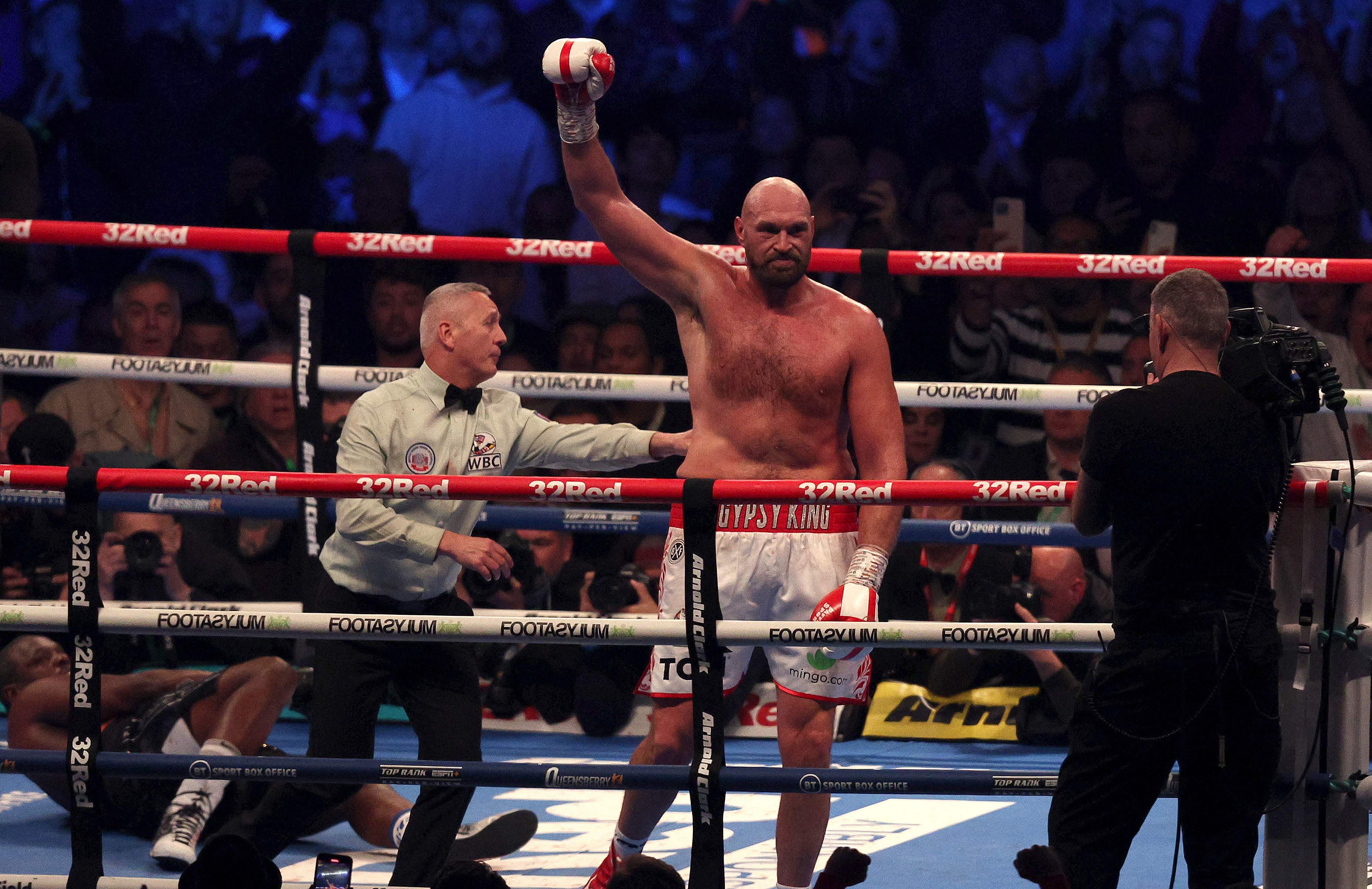 Petinju Inggris Tyson Fury merayakan kemenangannya atas Dillian Whyte di Stadion Wembley, London.