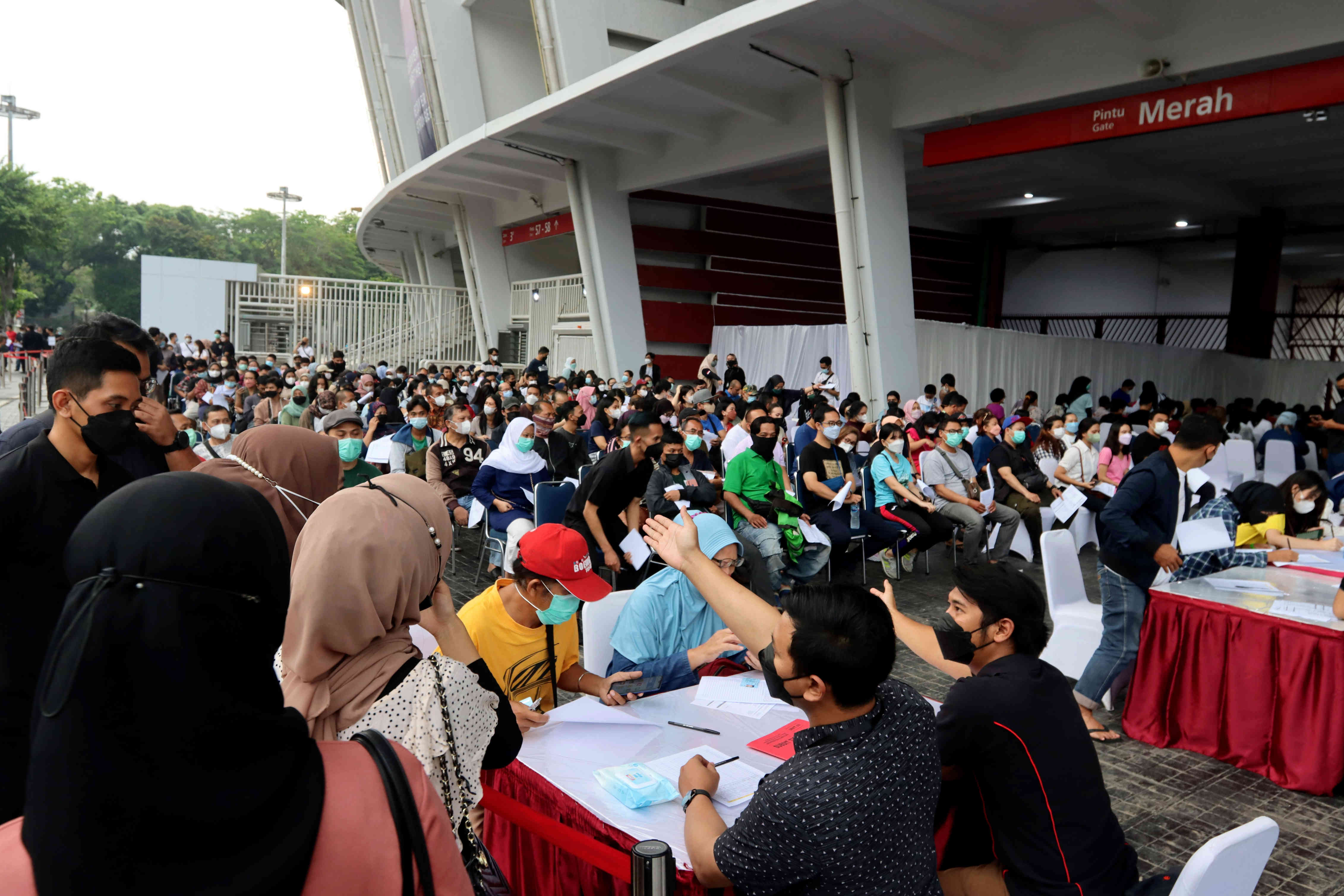 Warga antre mendapatkan mengikuti vaksinasi covid-19 booster di Stadion Utama Gelora Bung Karno, Jakarta, Sabtu (9/4).