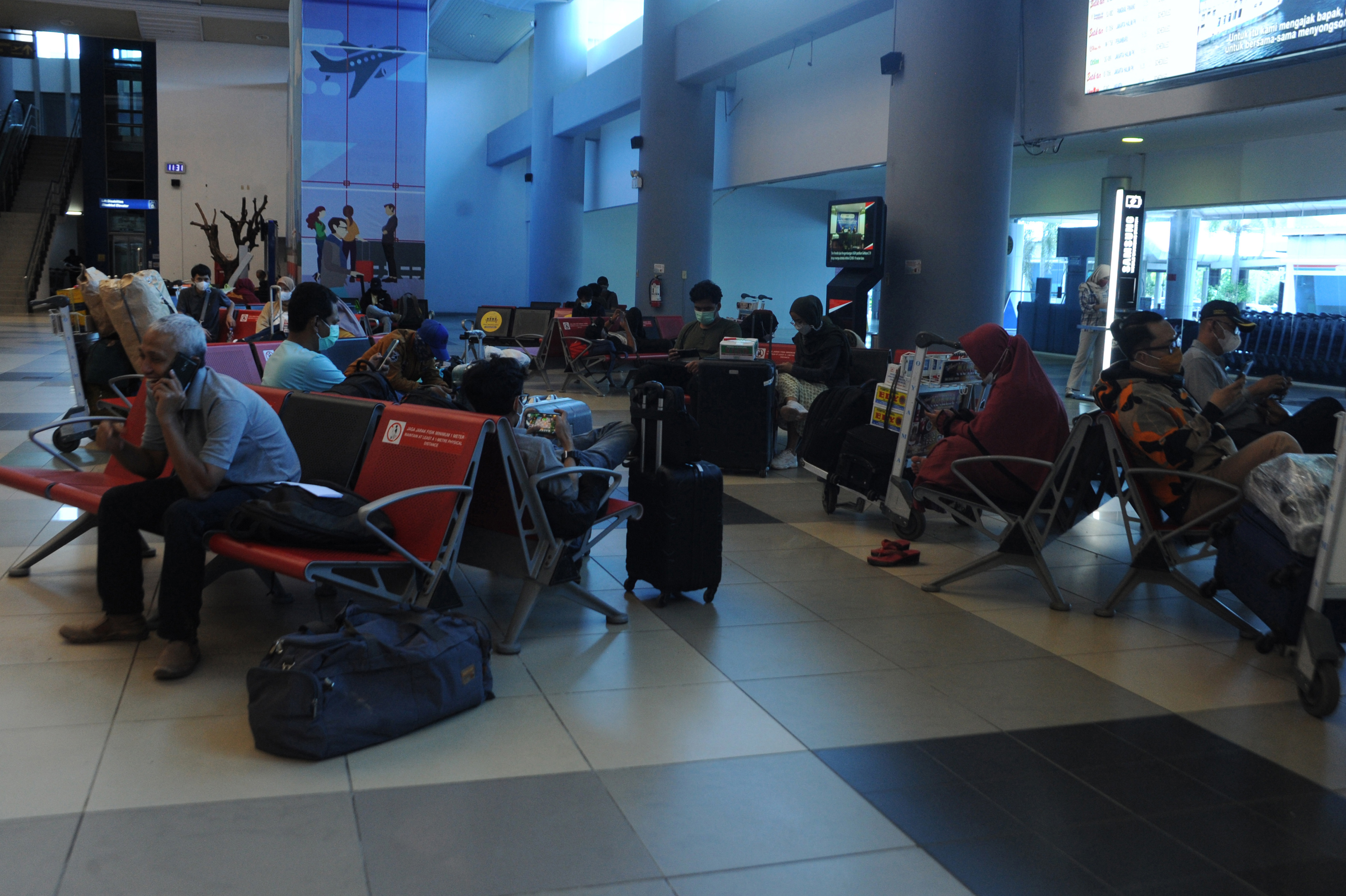 Ilustrasi: Sejumlah calon penumpang duduk menunggu di ruang tunggu di Bandara Sultan Mahmud Badaruddin II Palembang