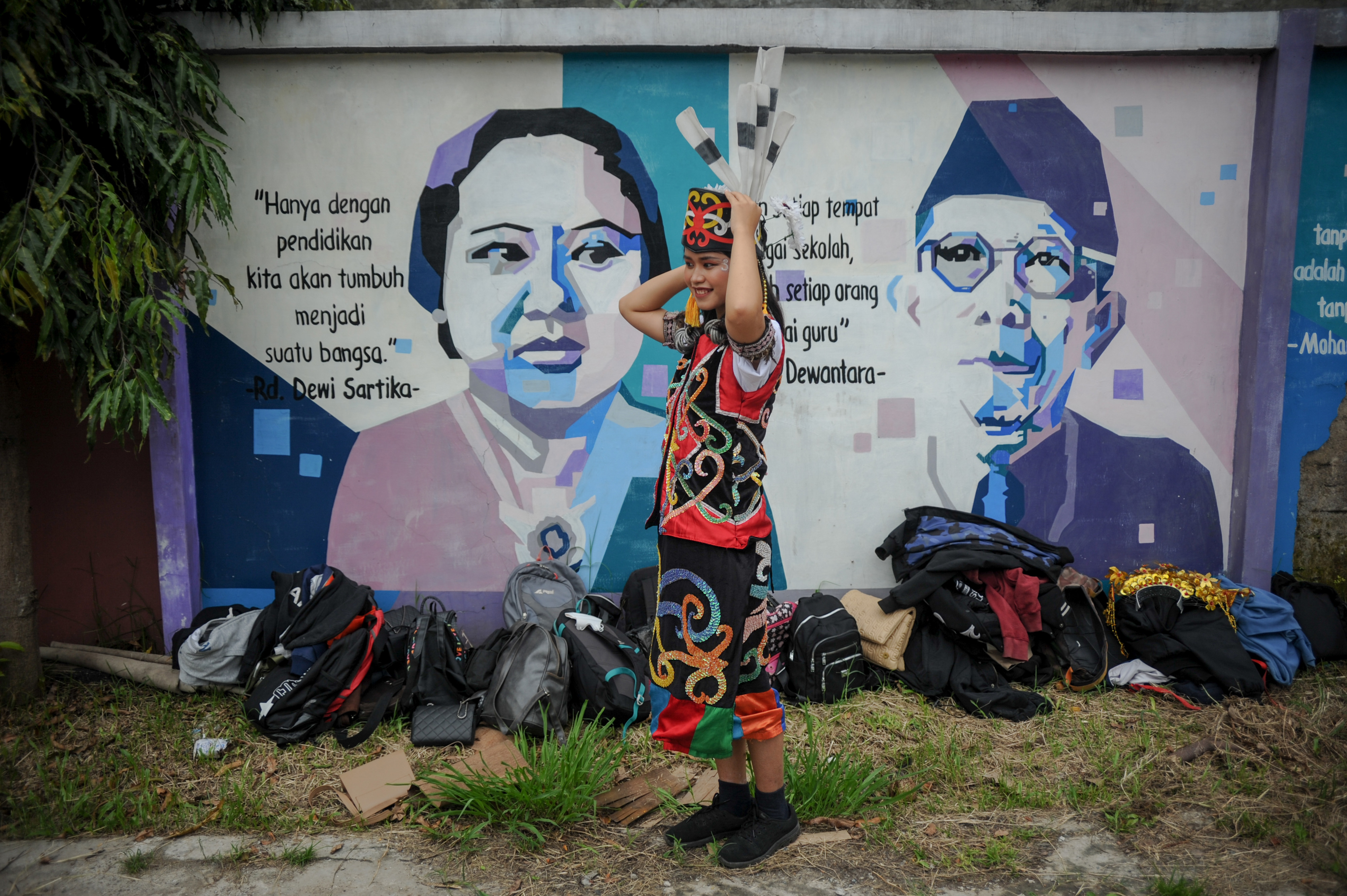  HARI KARTINI: Seorang siswa bersiap mengikuti peragaan busana dalam rangka peringatan Hari Kartini di SMK Prakarya Internasional, Bandung.