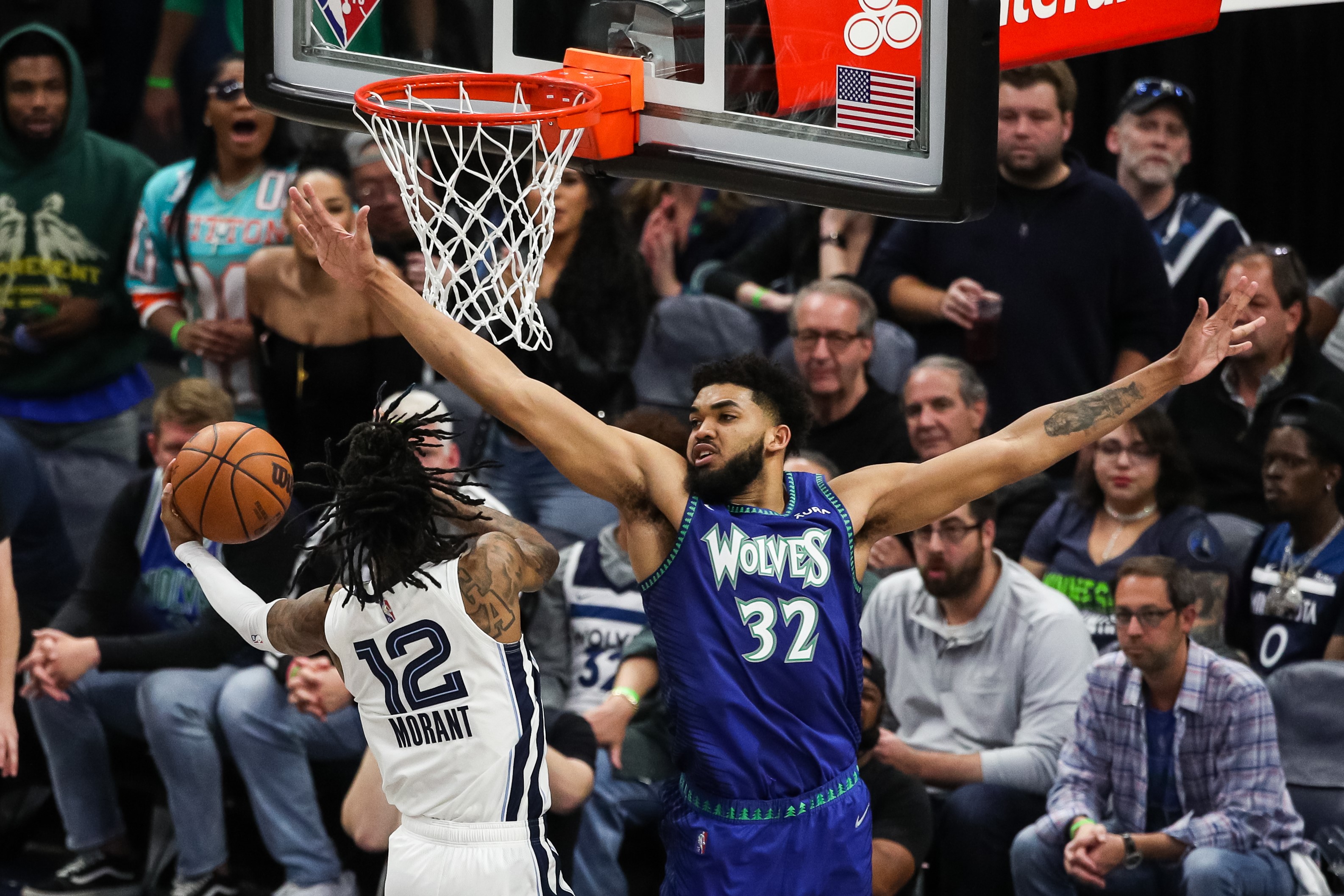 Bintang Memphis Grizzlies Ja Morant melancarkan serangan dalam laga playoff NBA melawan Minnesota Timberwolves