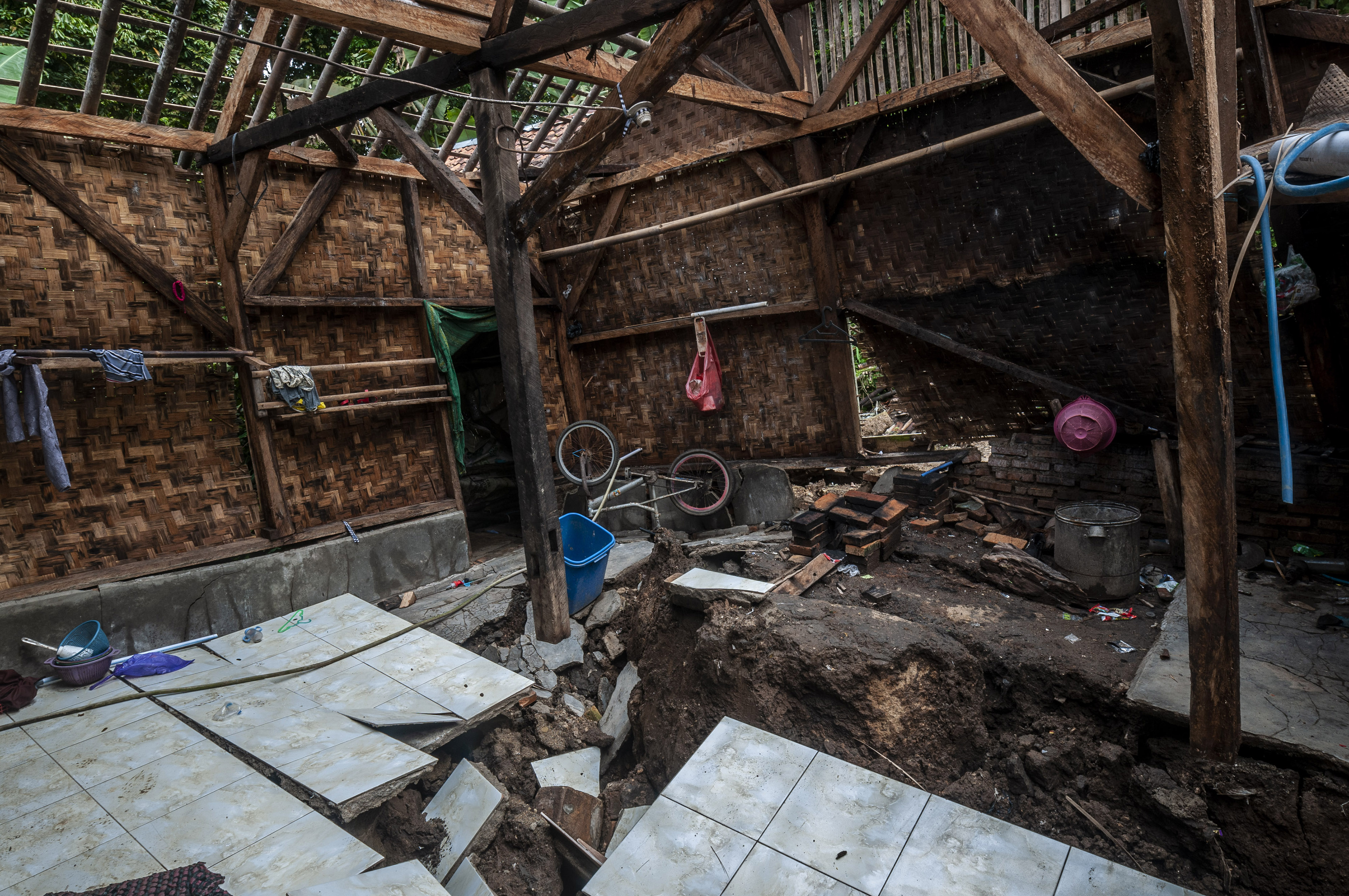 Ilustrasi pergerakan tanah