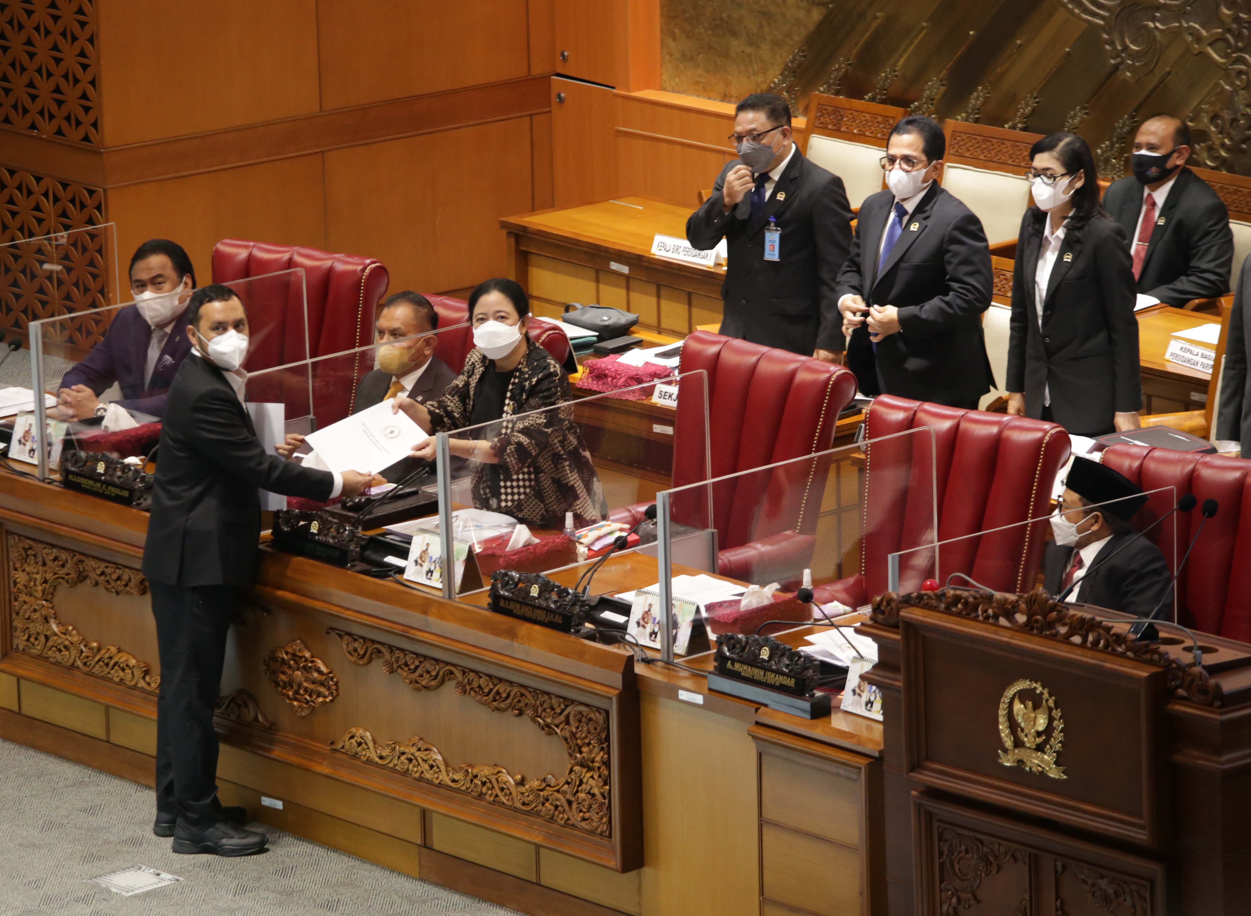 Ketua Panitia Kerja (Panja) Willy Aditya (kedadariiri) menyerahkan laporan tanggapan badan legislasi kepada Ketua DPR Puan Maharani.