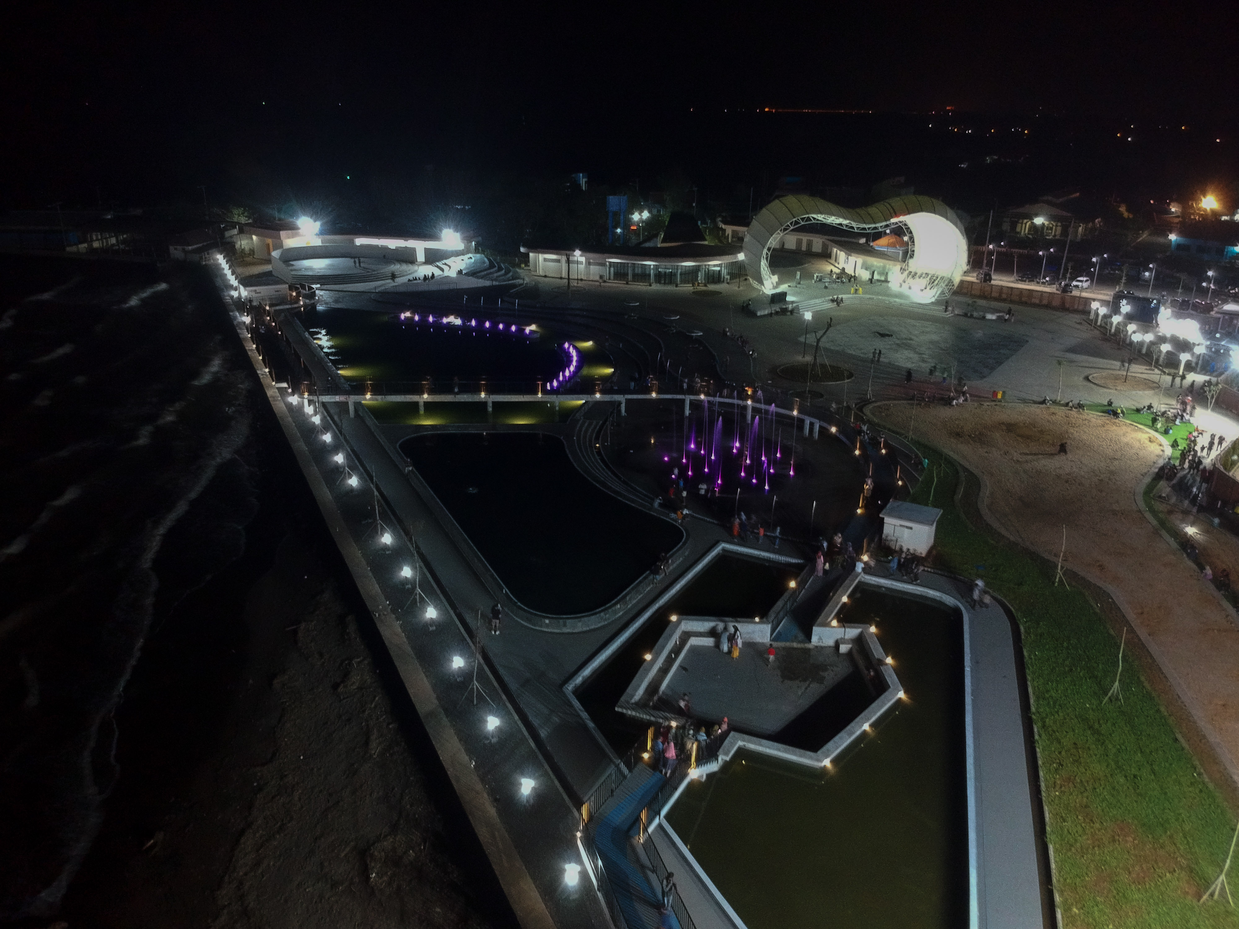 Foto udara suasana wisata air di Taman Wisata Pasir Kencana, Pekalongan, Jawa Tengah.