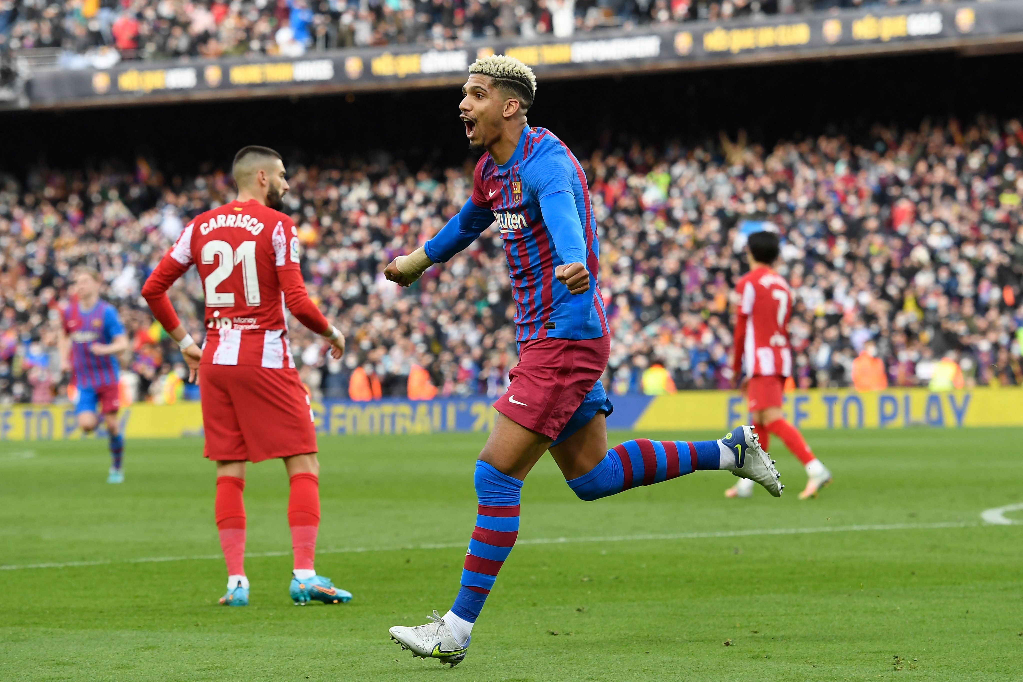 Bek Barcelona Ronald Araujo melakukan selebrasi usai mencetak gol ke gawang lawan.