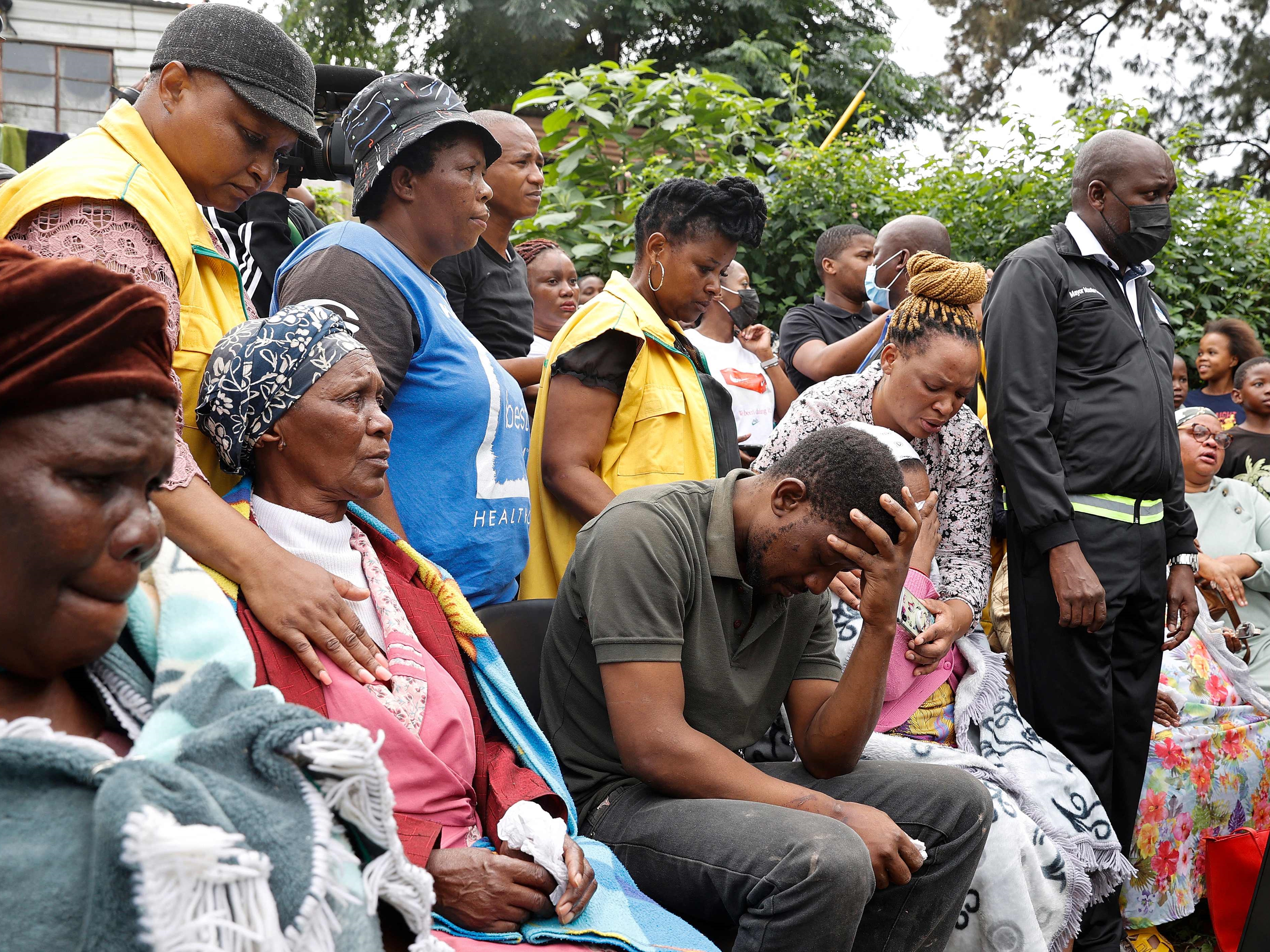 Berbagai anggota keluarga berduka di Gereja Metodis Bersatu Afrika Selatan di Clermont, dekat Durban, pada 13 April 2022.