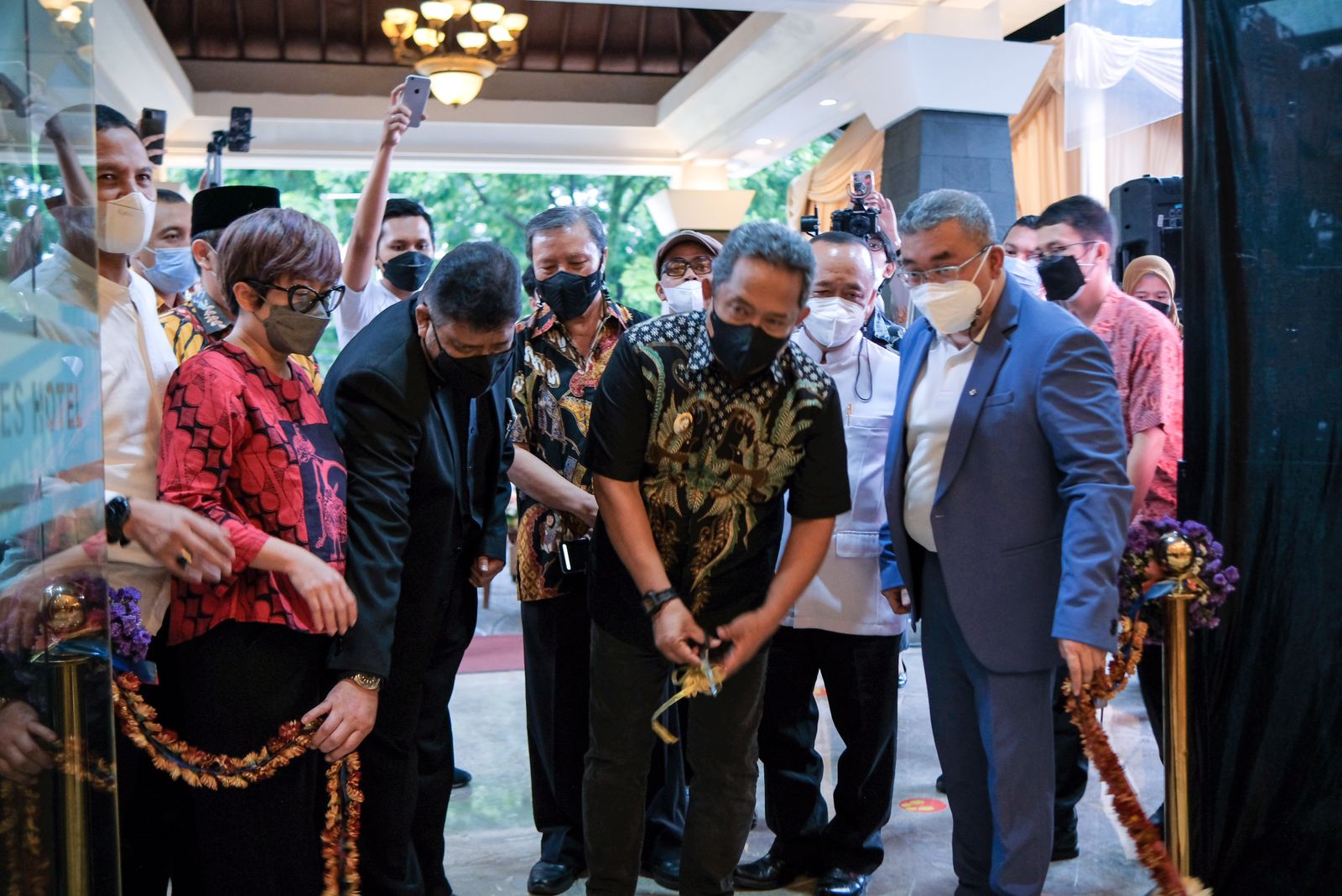 Plt Wali Kota Bandung Yana Mulyana meresmikan nama baru Arion Suites Hotel Bandung