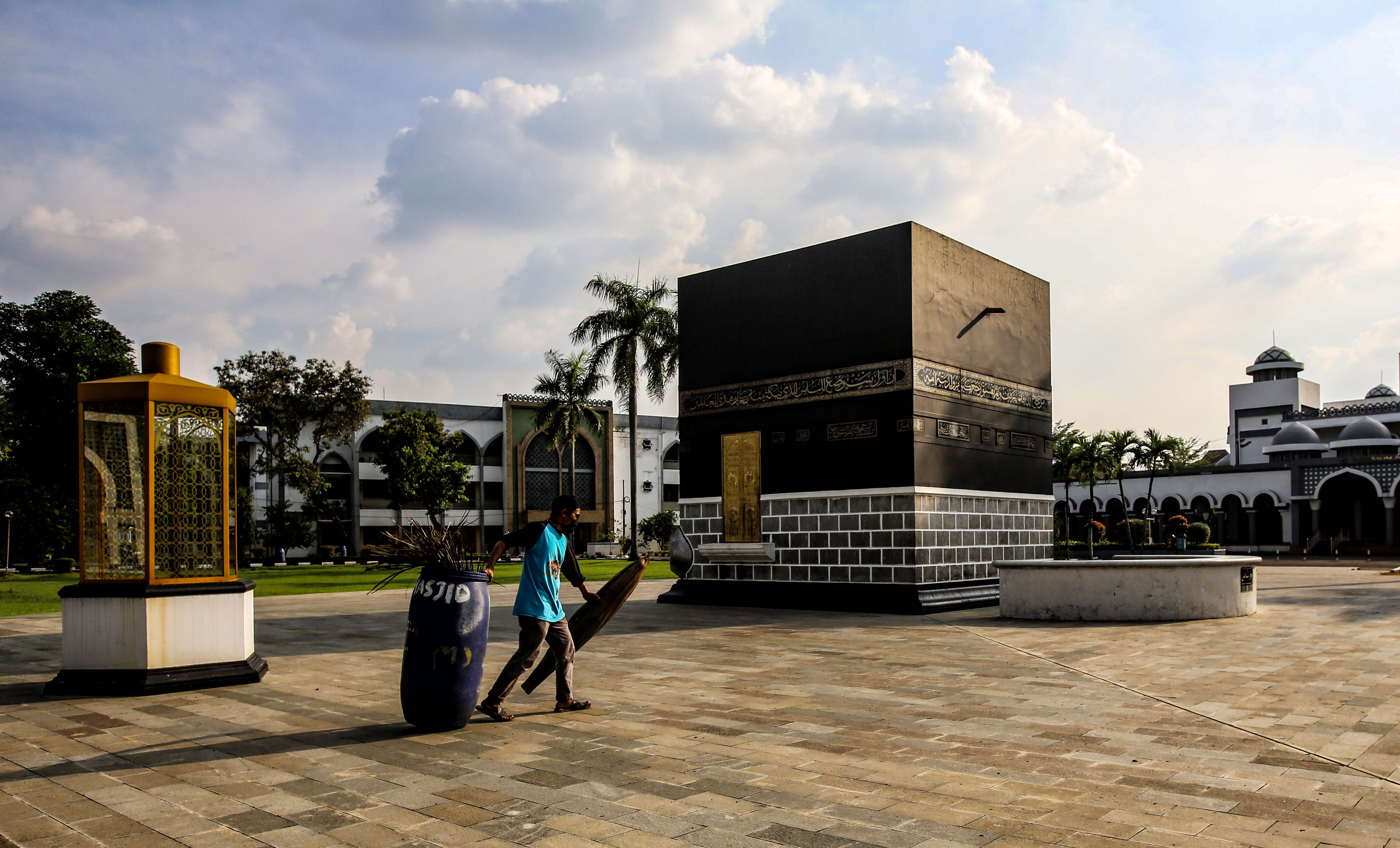 Petugas membersihkan area yang biasa digunakan untuk manasik haji di Asrama Haji Pondok Gede, Jakarta Timur, Minggu (24/4/2022)