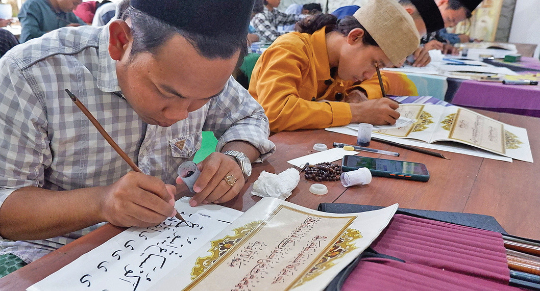 Para santri mengikuti ngaji pasaran Ramadan di Pesantren Seni dan Kaligrafi Alquran Modern di Desa Undaan Lor, Kecamatan Undaan, Kudus.