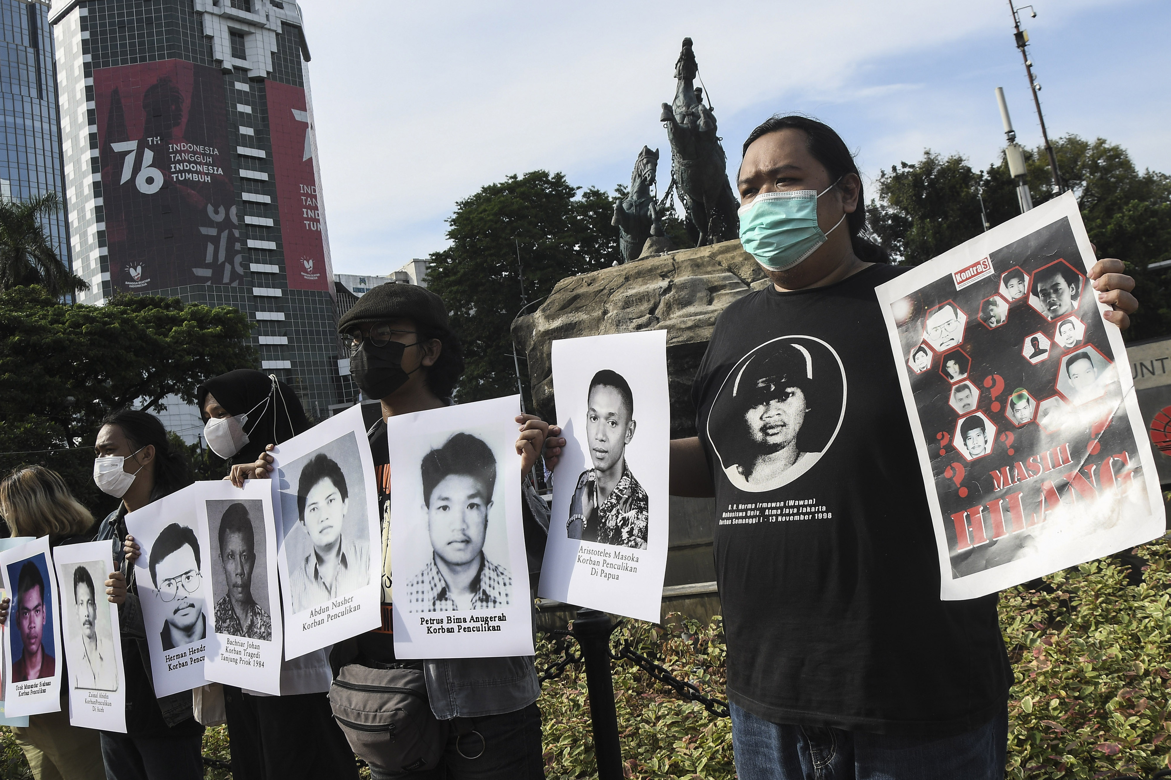 Aktivis dari Kontras berunjuk rasa dalam peringatan Hari HAM Internasional di Jakarta.