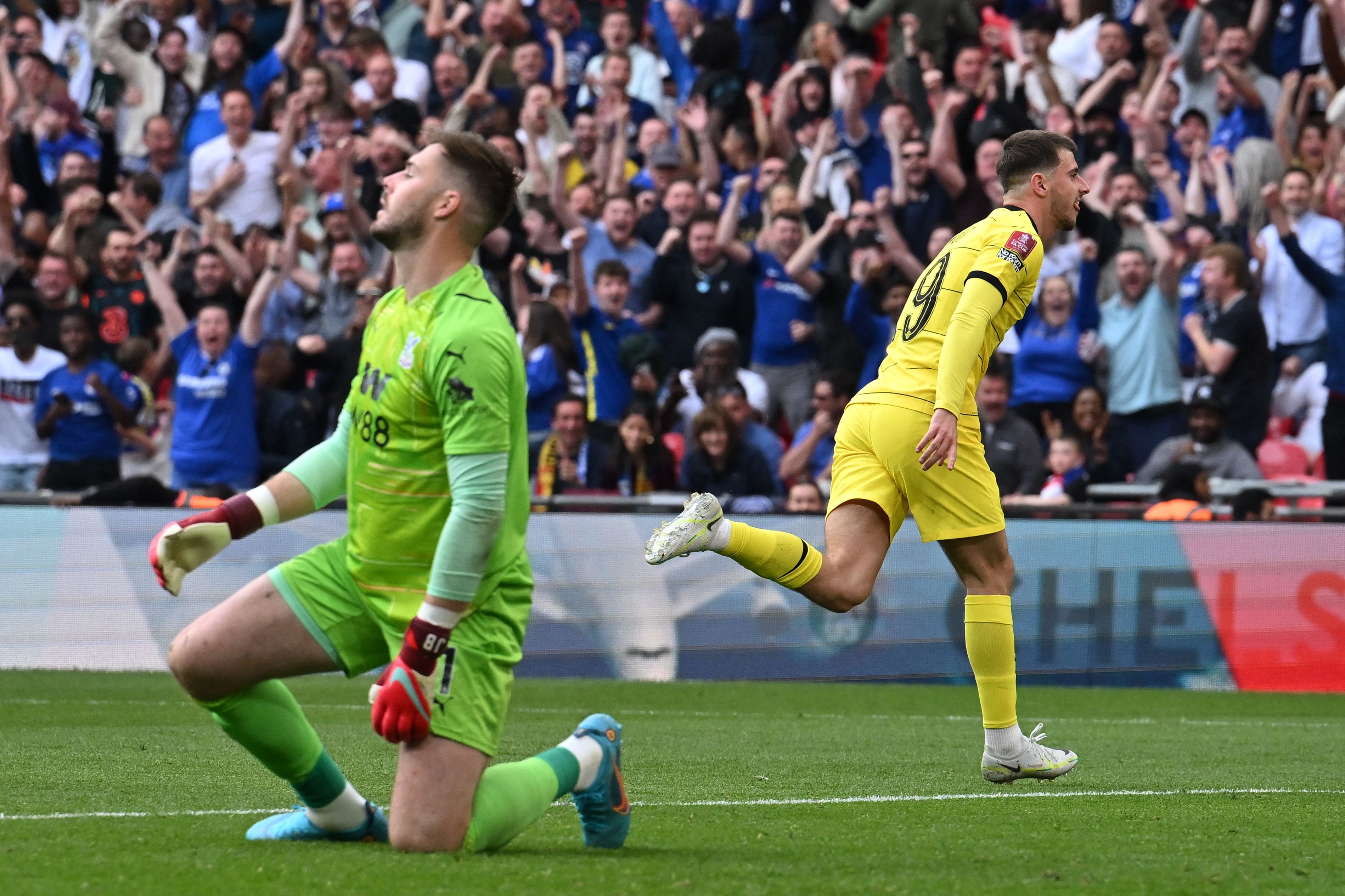 Gelandang Chelsea Mason Mount melakukan selebrasi usai mencetak gol ke gawang Crystal Palace di laga semifinal Piala FA.