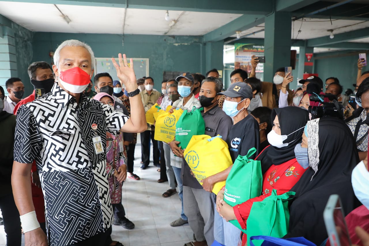 Gubernur Jateng Ganjar Pranowo (kiri)