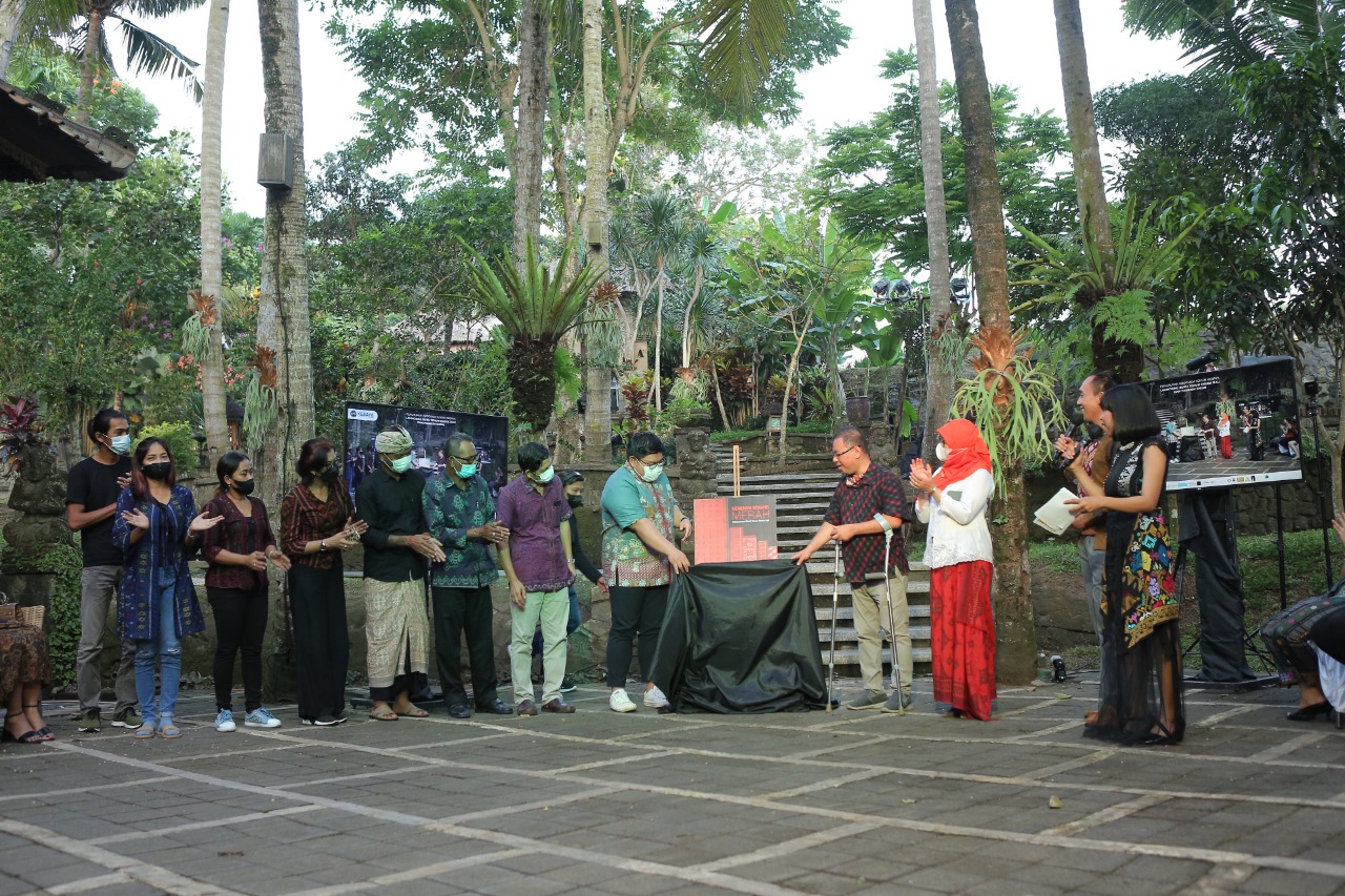 Pembukaan Fashion Show, Bazaar UKM, dan peluncuran buku mengenai Tenun Endek Bali