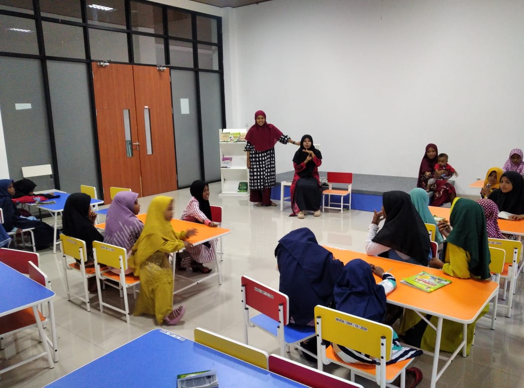 Anak-anak dari  Taman Pendidikan Alquran Ibnu Sina Kubur Cina, Kota Baru, Lewoleba mengikuti kegiatan di Kantor Perpustakaan Daerah.