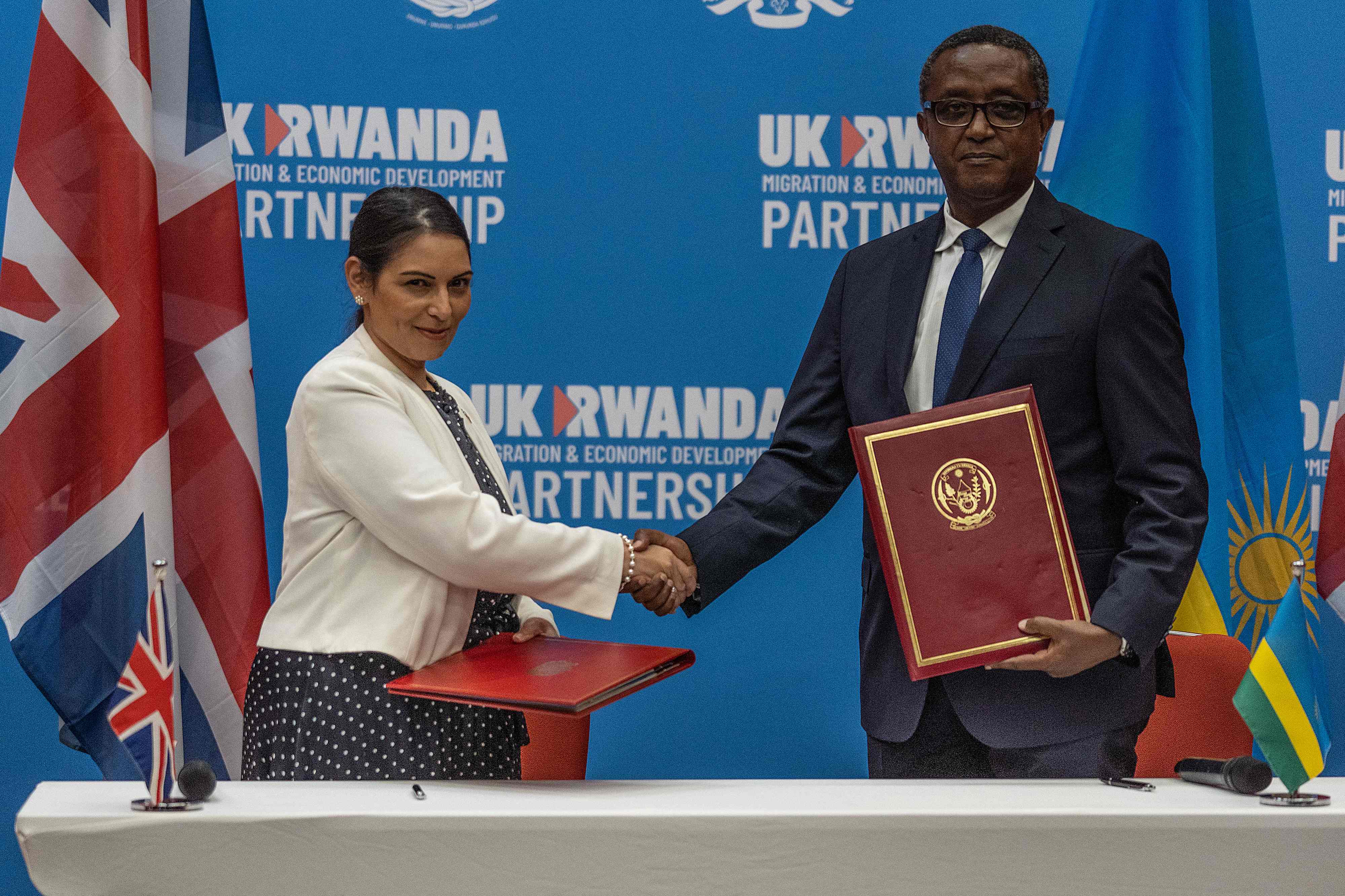 Mendagri Inggris Priti Patel (kiri) dan Menlu Rwanda Vincent Biruta menandatangani MoU termasuk soal pencari suaka di Kigali, Rwanda. 