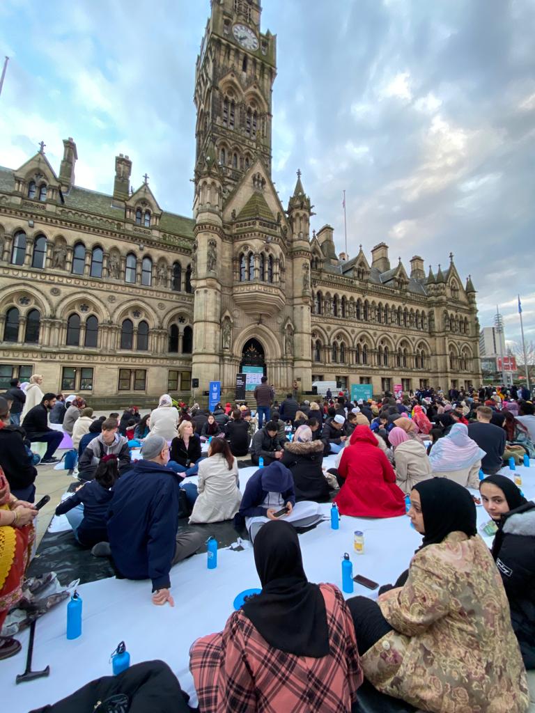 BERBUKA PUASA BERSAMA: Suasana acara berbuka puasa di depan City Hall, Bradford Inggris pada Jumat 15 April 2022.