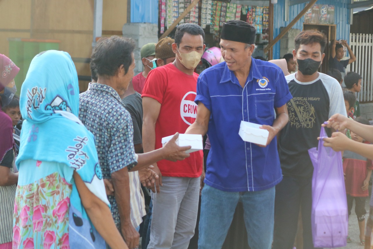 Partai NasDem membagikan makanan berbuka secara gratis