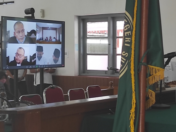 Dua terdakwa ikut hadir sidang putusan atas kasusnya lewat online dari Rutan Kelas I Surakarta.