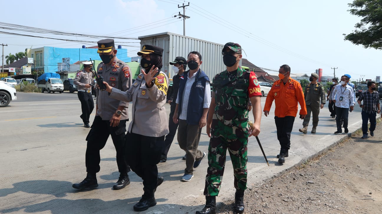  Kapolres Subang AKB Sumari (tengah) melakukan pengecekan jalur mudik 2022.