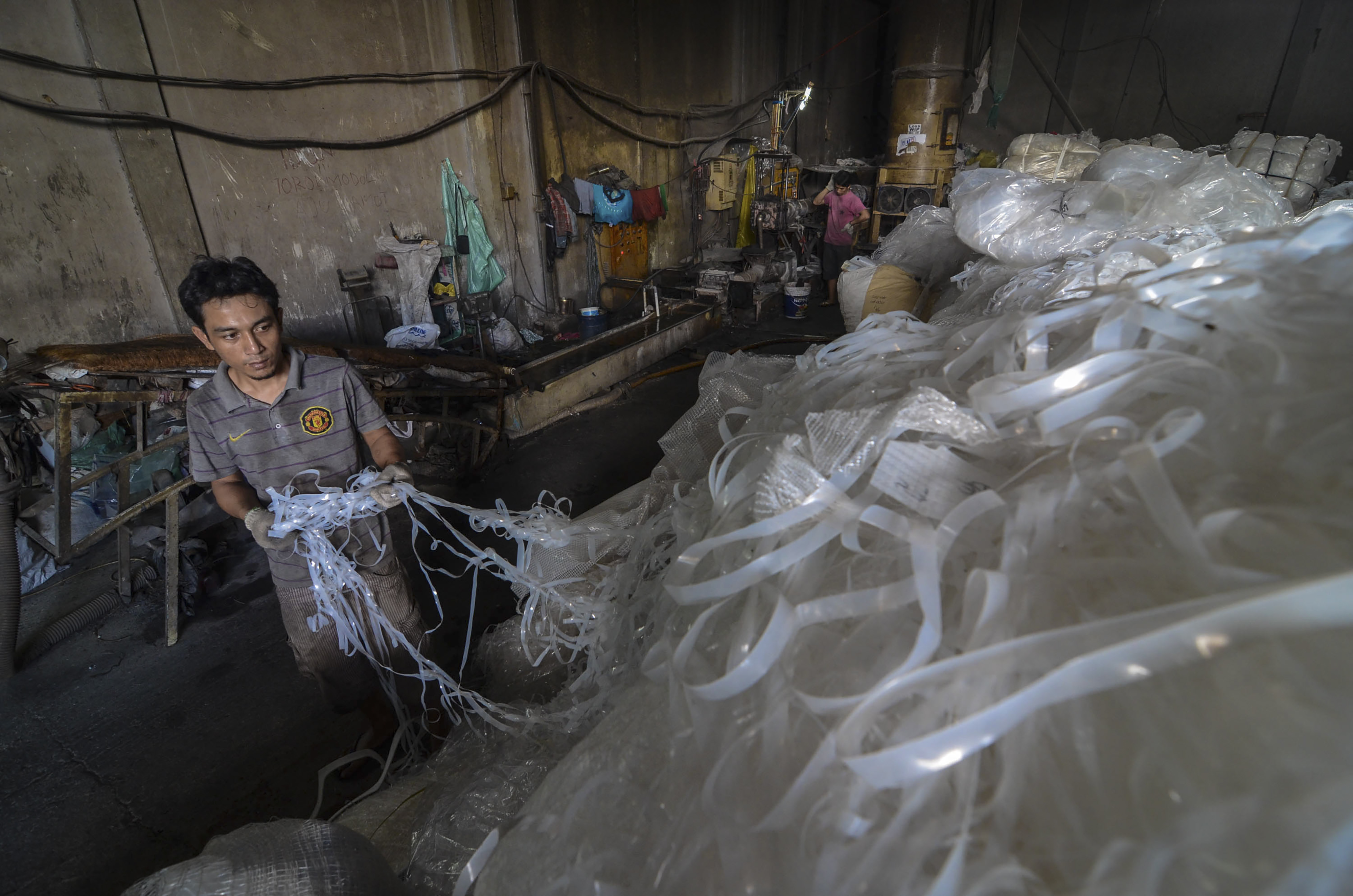  Pekerja melakukan proses produksi plastik di sebuah pabrik plastik di Jalan Holis, Bandung, Jawa Barat, Sabtu (9/12/2021).