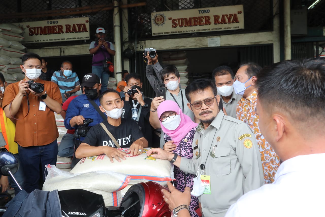 Mentan Syahrul Yasin Limpo melakukan inpeksi mendadak (sidak) ke Pasar Induk Beras Cipinang, Jakarta, Kamis (28/4). 